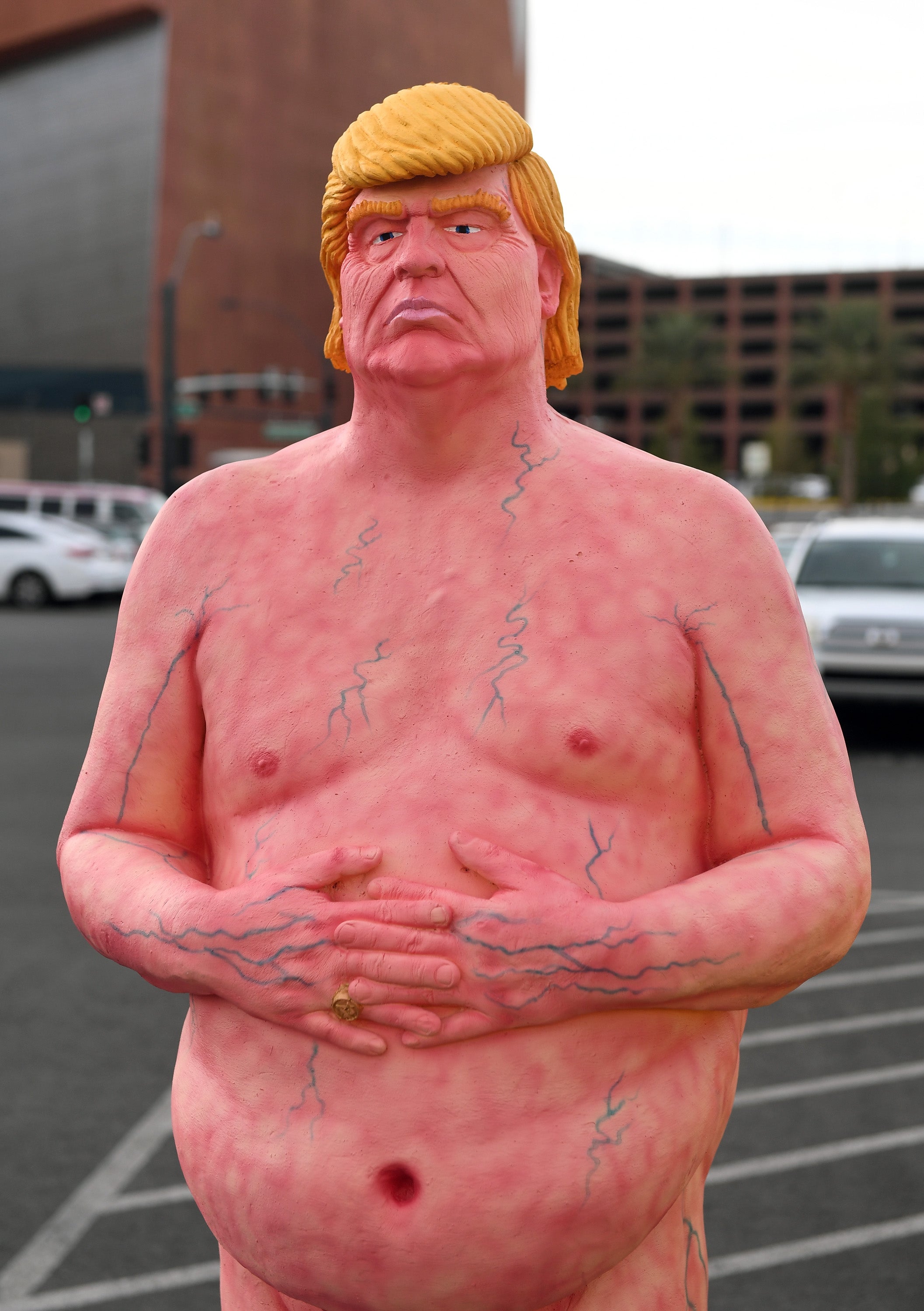 Una estatua de Donald Trump desnudo en Las Vegas, antes de las elecciones presidenciales de 2016