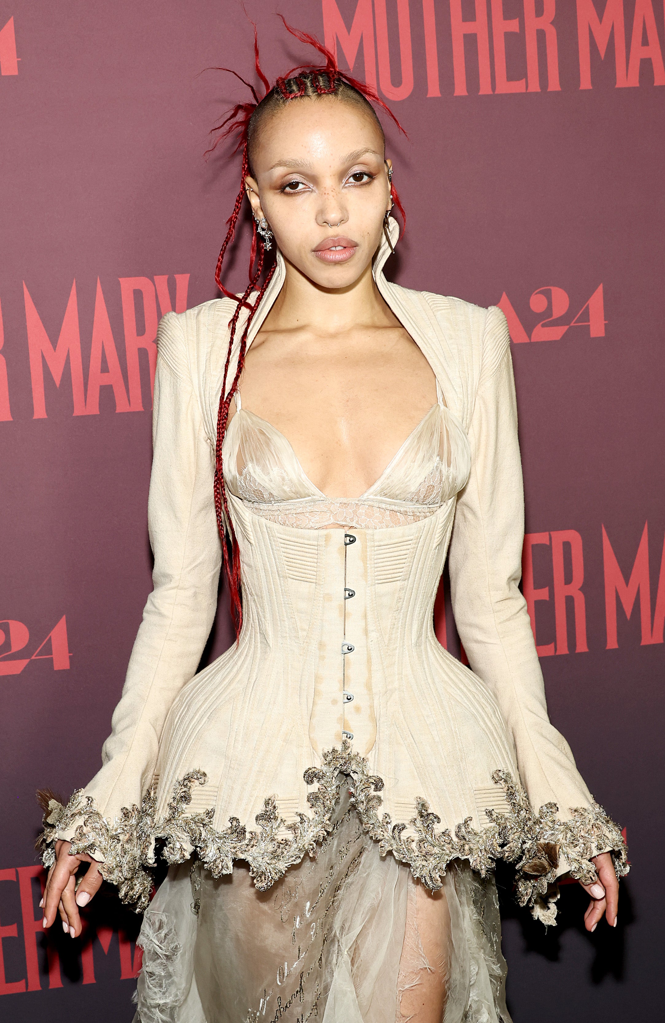 La cantante FKA twigs llegó a un acuerdo extrajudicial en la demanda que había interpuesto contra su exnovio Shia LaBeouf a principios de esta semana