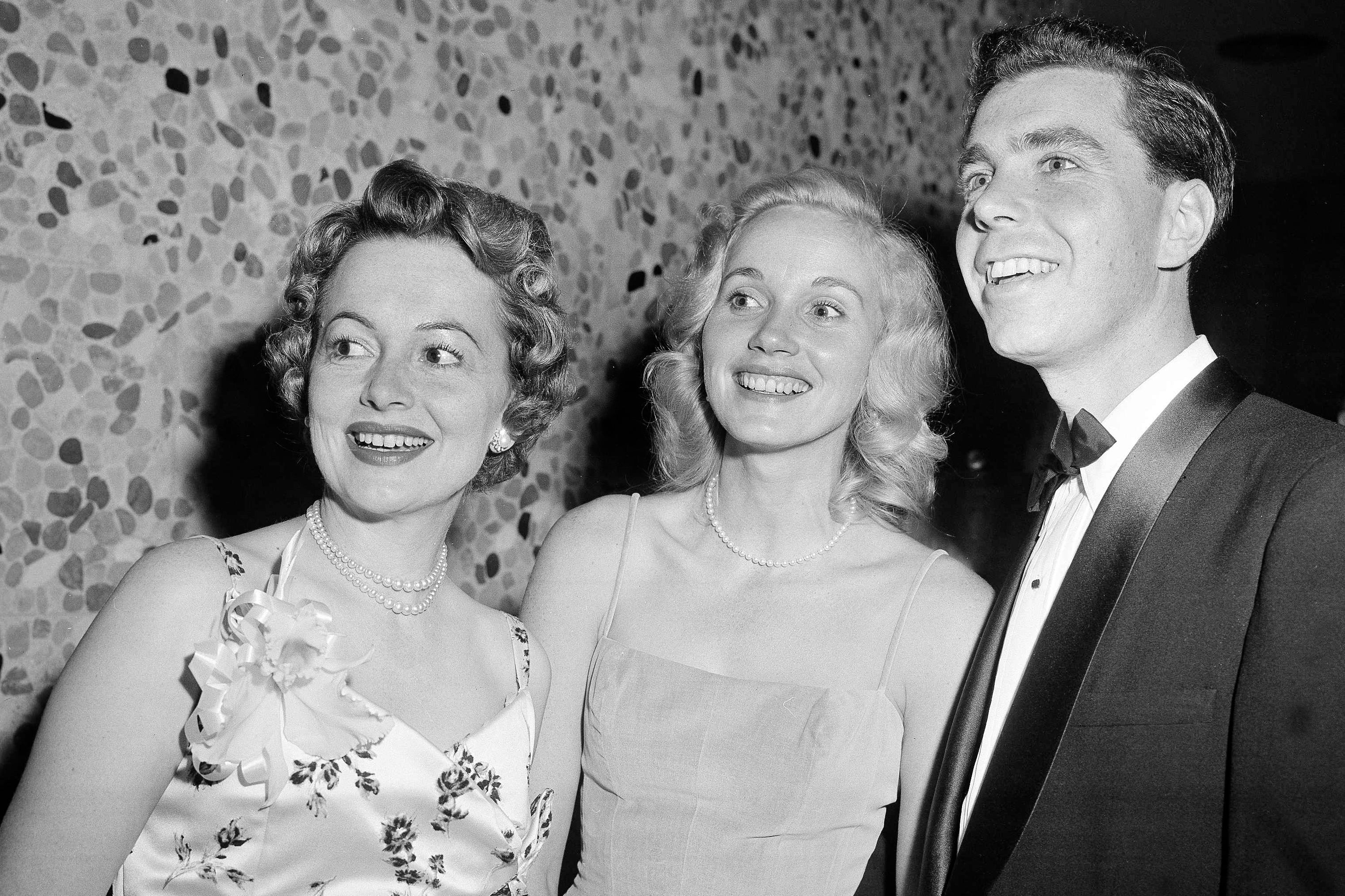 EVA MARIE SAINT-DECESO