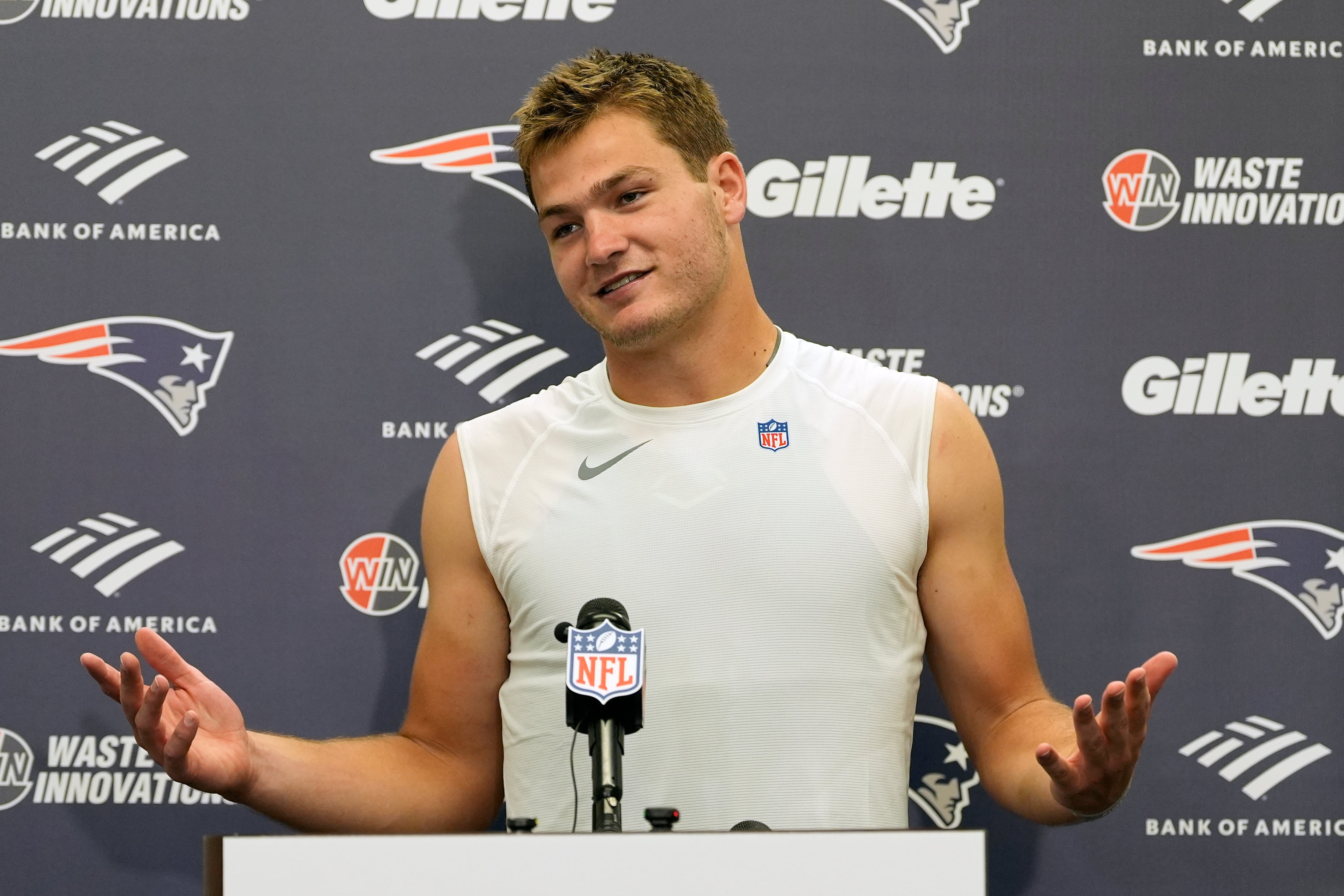 El quarterback de los New England Patriots, Drake Maye, declaró el lunes que se muestra “un poco escéptico” respecto al alunizaje de 1969