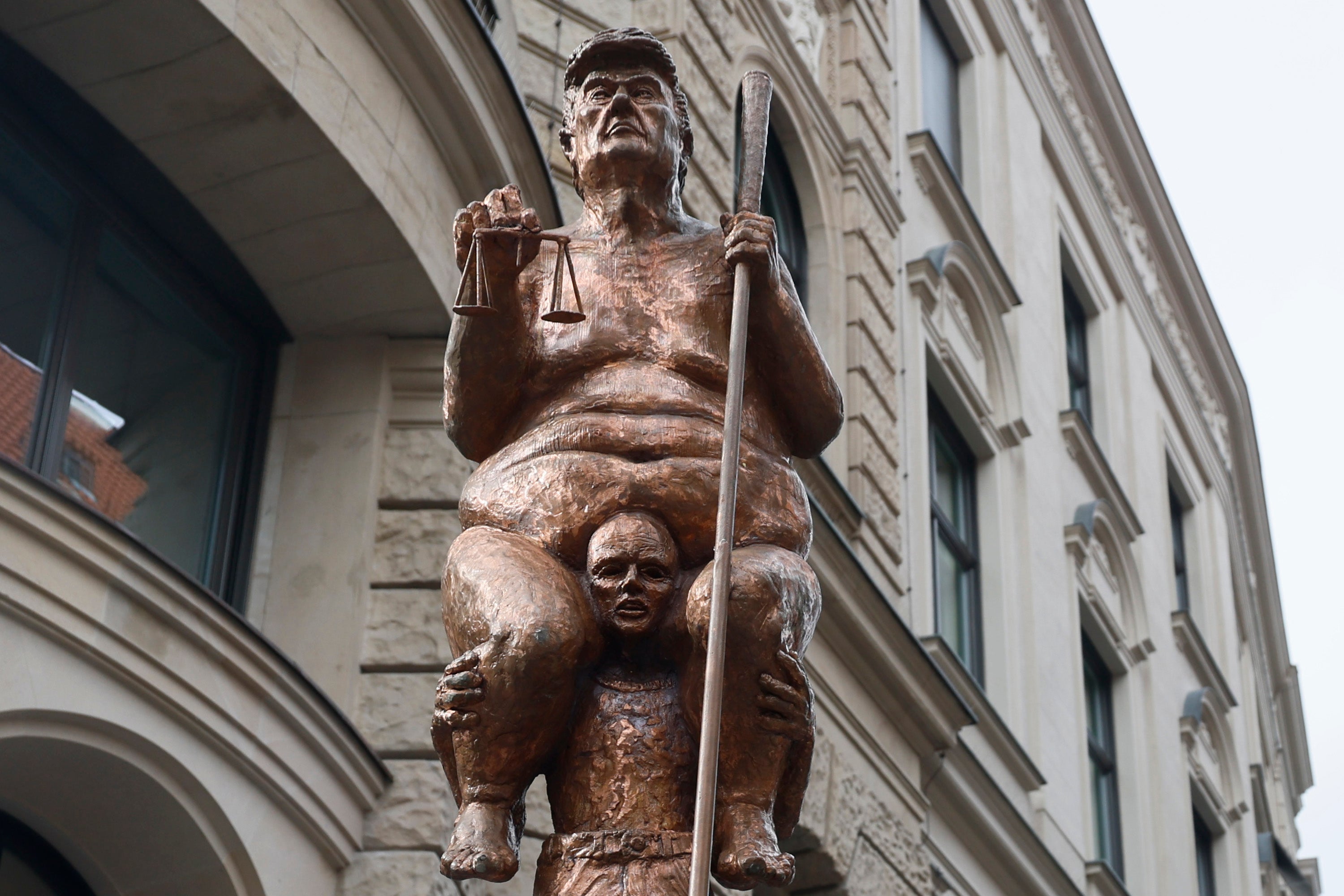 “La peste naranja”: develan estatua de Trump desnudo en Europa
