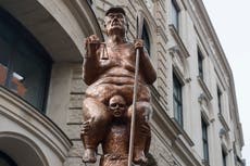 “La peste naranja”: develan estatua de Trump desnudo en Europa