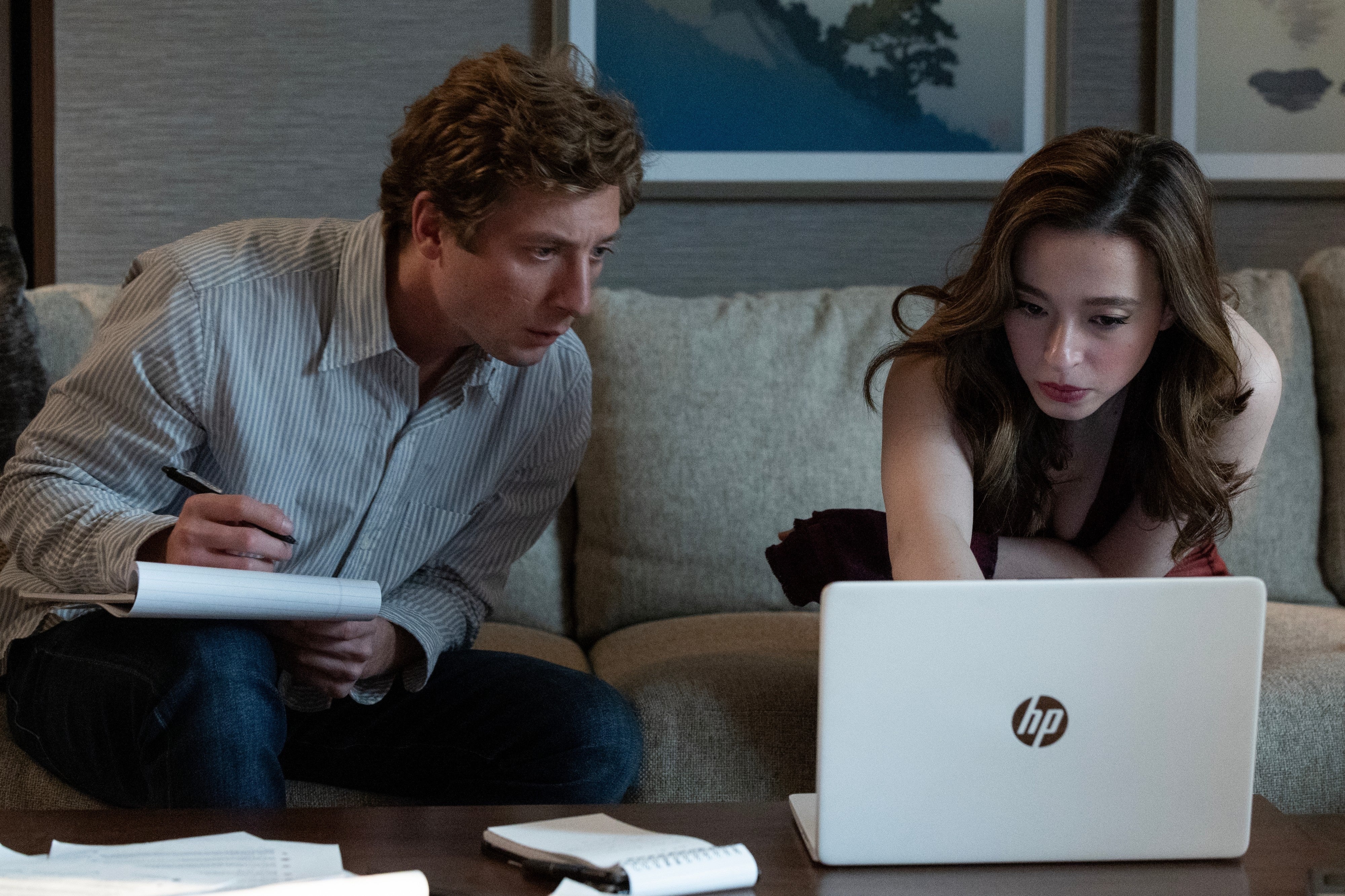 Jeremy Allen White y Mikey Madison en ‘El poder de la red’