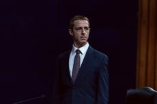‘El poder de la red’: Jeremy Strong convierte a Zuckerberg en una parodia de ‘SNL’