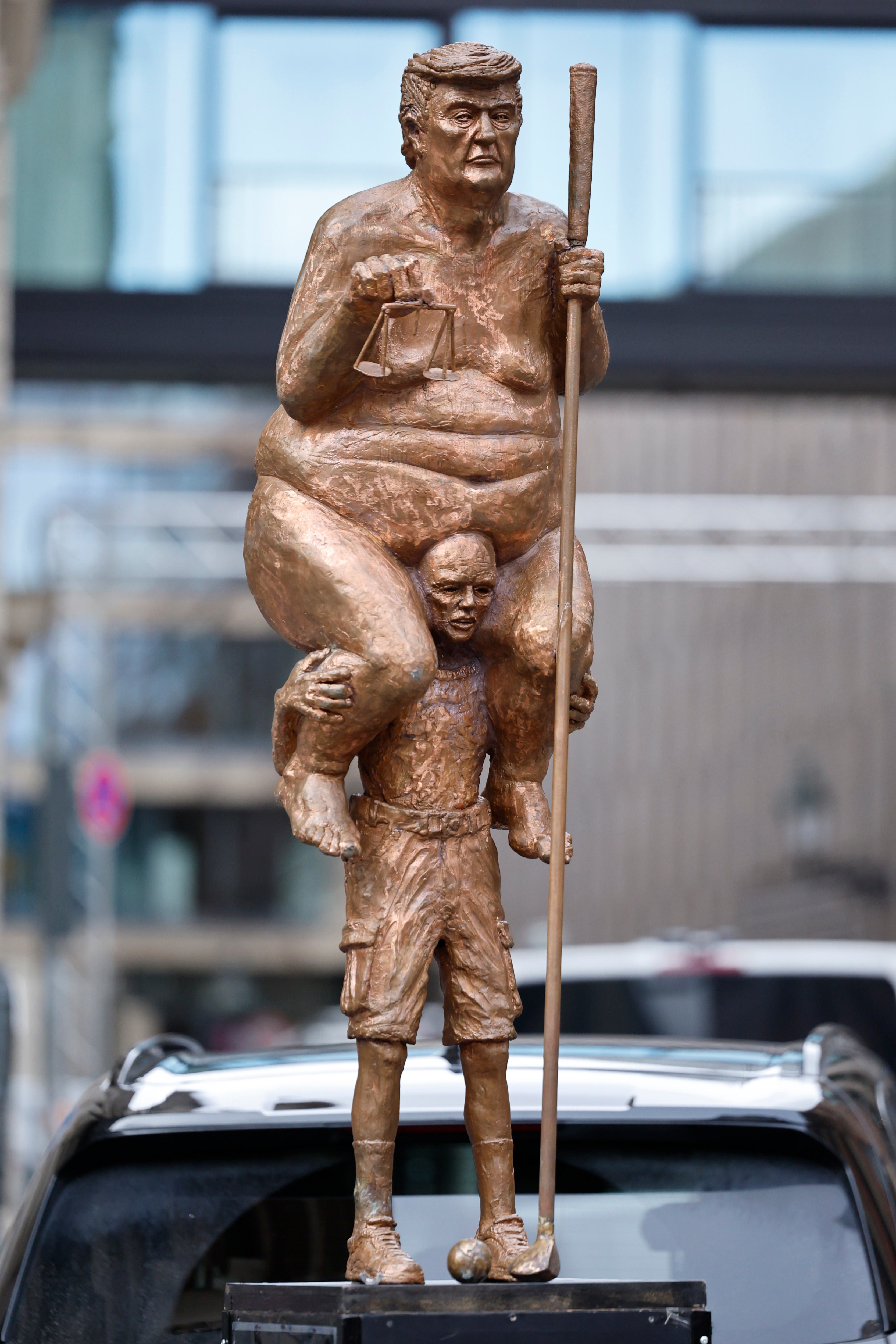 La estatua dorada de Donald Trump, titulada ‘La plaga naranja’, se exhibe en el Parlamento Europeo en Estrasburgo