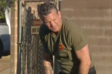 Hegseth desata burlas por quedarse atrás en un entrenamiento militar