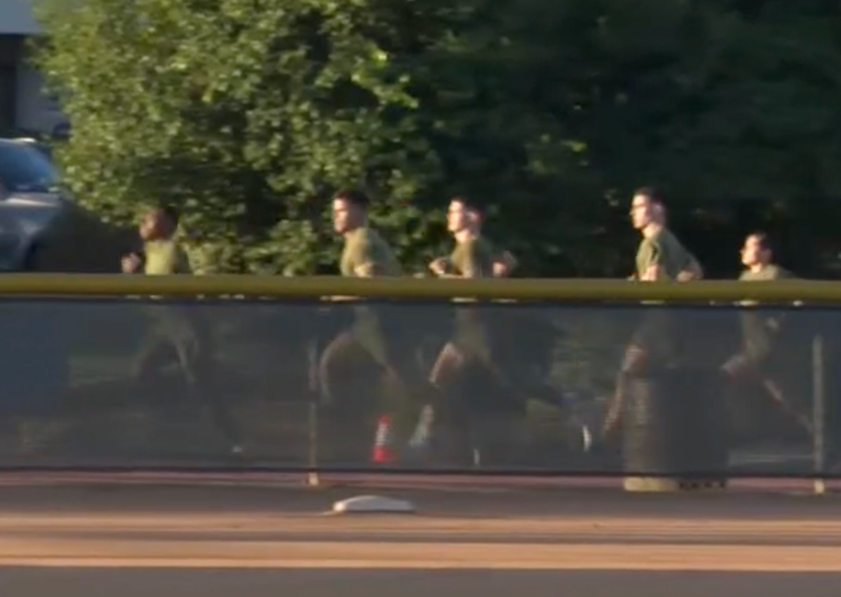 En un momento del entrenamiento, varios militares aparecen corriendo mientras Hegseth queda rezagado, fuera del encuadre de esta imagen