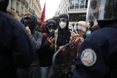 La policía lanza gas lacrimógeno en instituto atrincherado en París mientras siguen las protestas