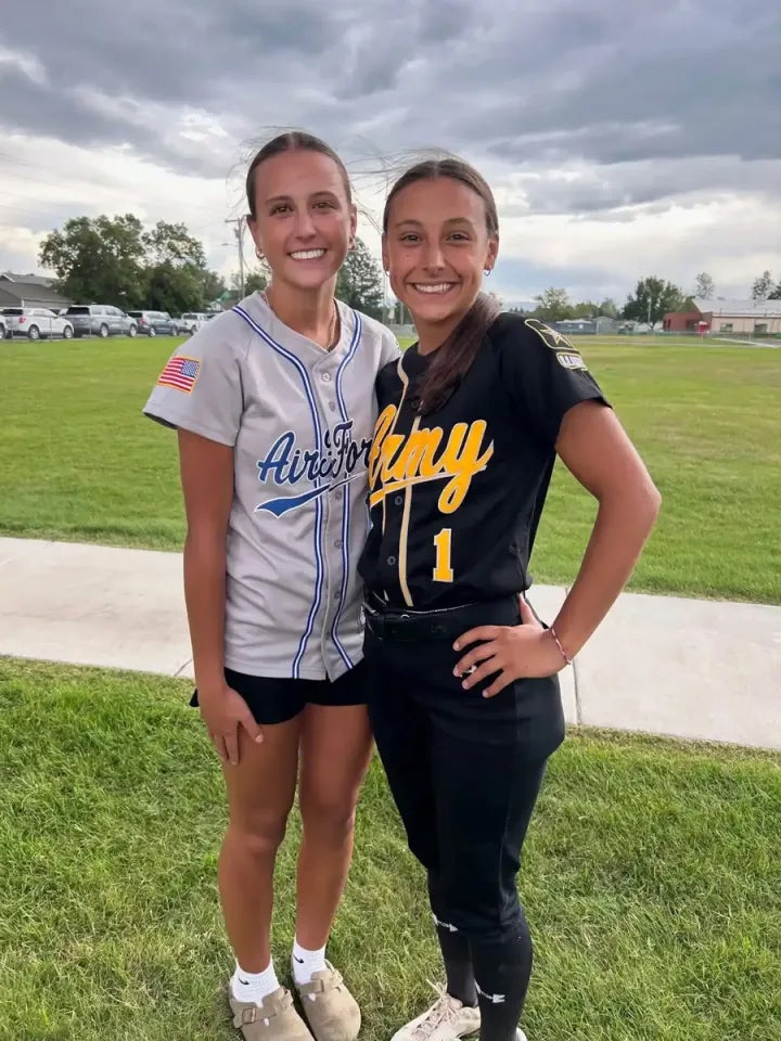 Adolescente encuentra a su hermana perdida tras verla en un juego de sóftbol