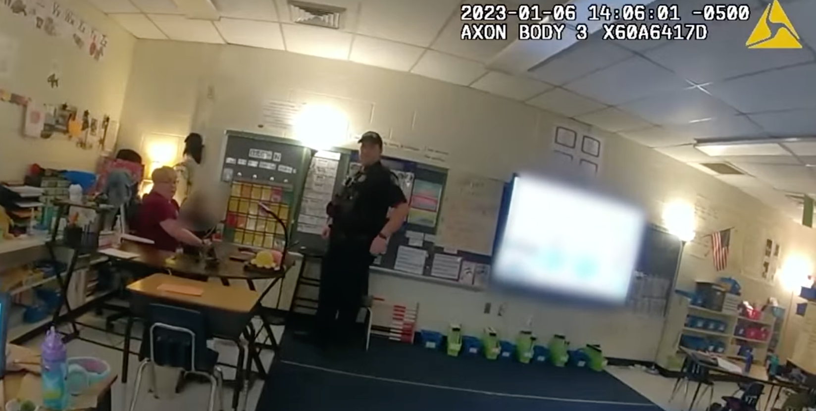 Amy Kovac, profesora de la escuela primaria Richneck, sostiene en brazos al niño de 6 años que, en 2023, disparó e hirió a la profesora de primer curso Abby Zwerner con el arma de su madre