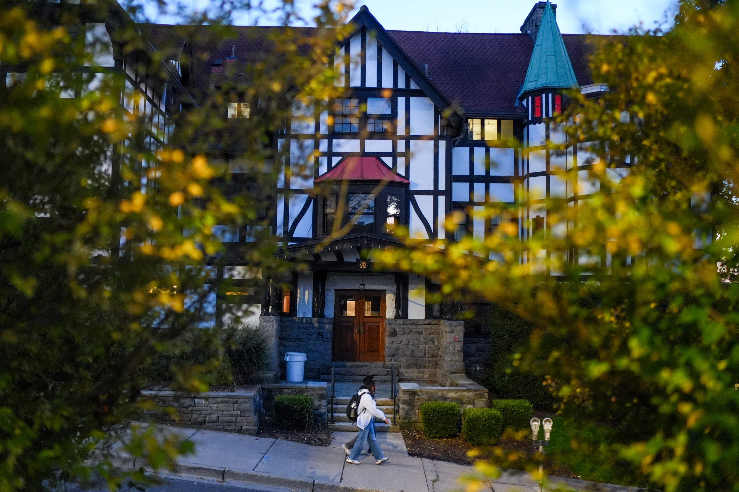 Jane Doe, una antigua estudiante de Cornell, acusó a siete miembros de la fraternidad Chi Phi de haberla violado en 2024. Posteriormente, se suspendió la actividad de la fraternidad en el campus