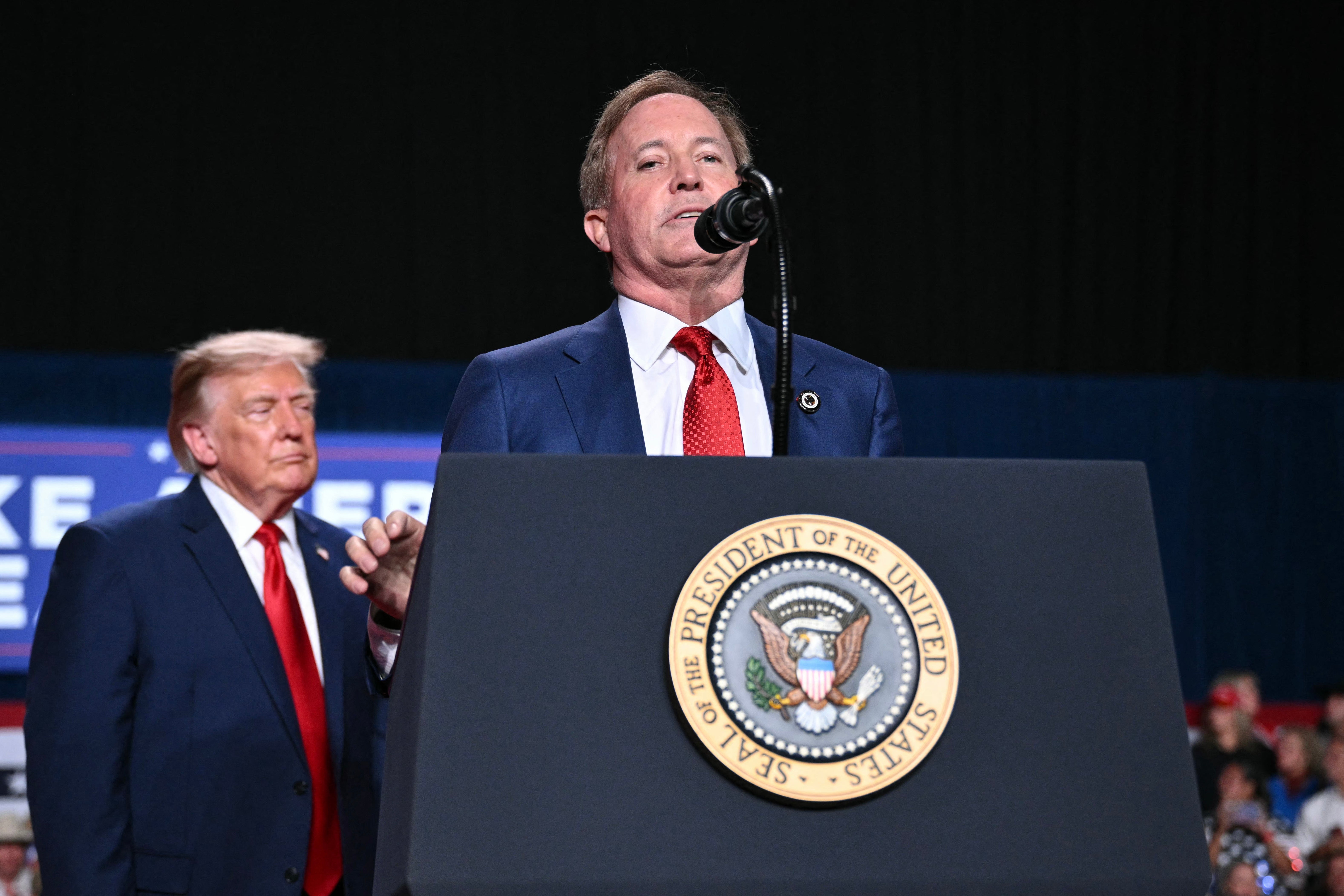 Musk donó 158 millones de dólares al Senate Leadership Fund, que luego transfirió la misma cantidad a un comité de acción política de Texas vinculado a Ken Paxton (en la imagen)