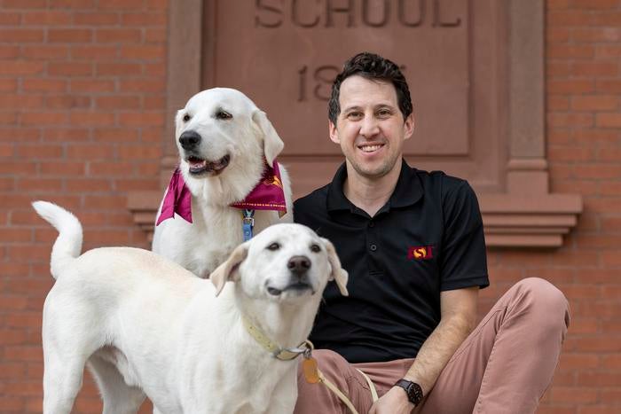 Noah Snyder-Mackler, autor principal del estudio, con sus dos perros, Homer —en el centro— y Juno