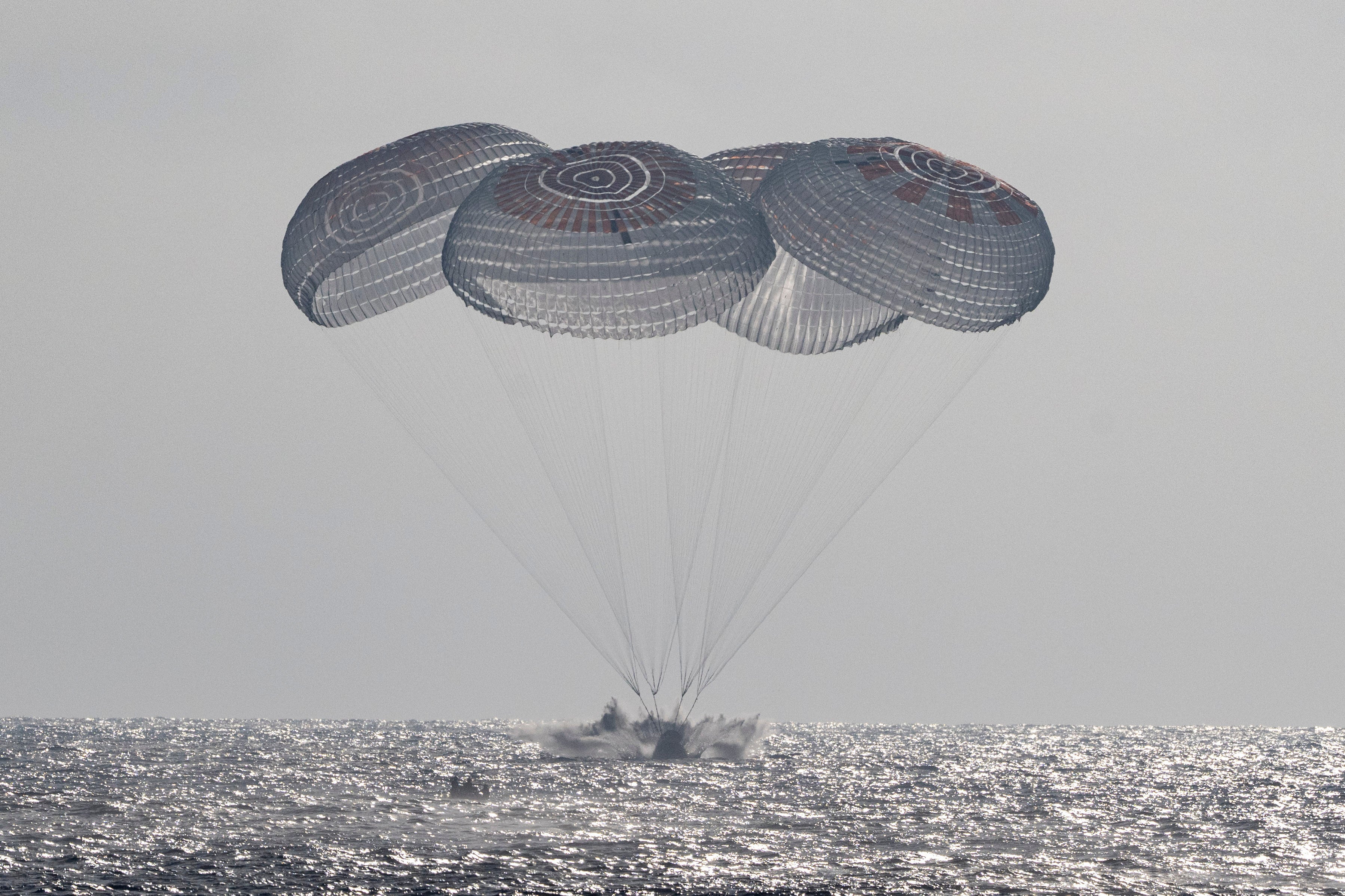 Cuatro astronautas regresan a la Tierra tras ocho meses en el espacio