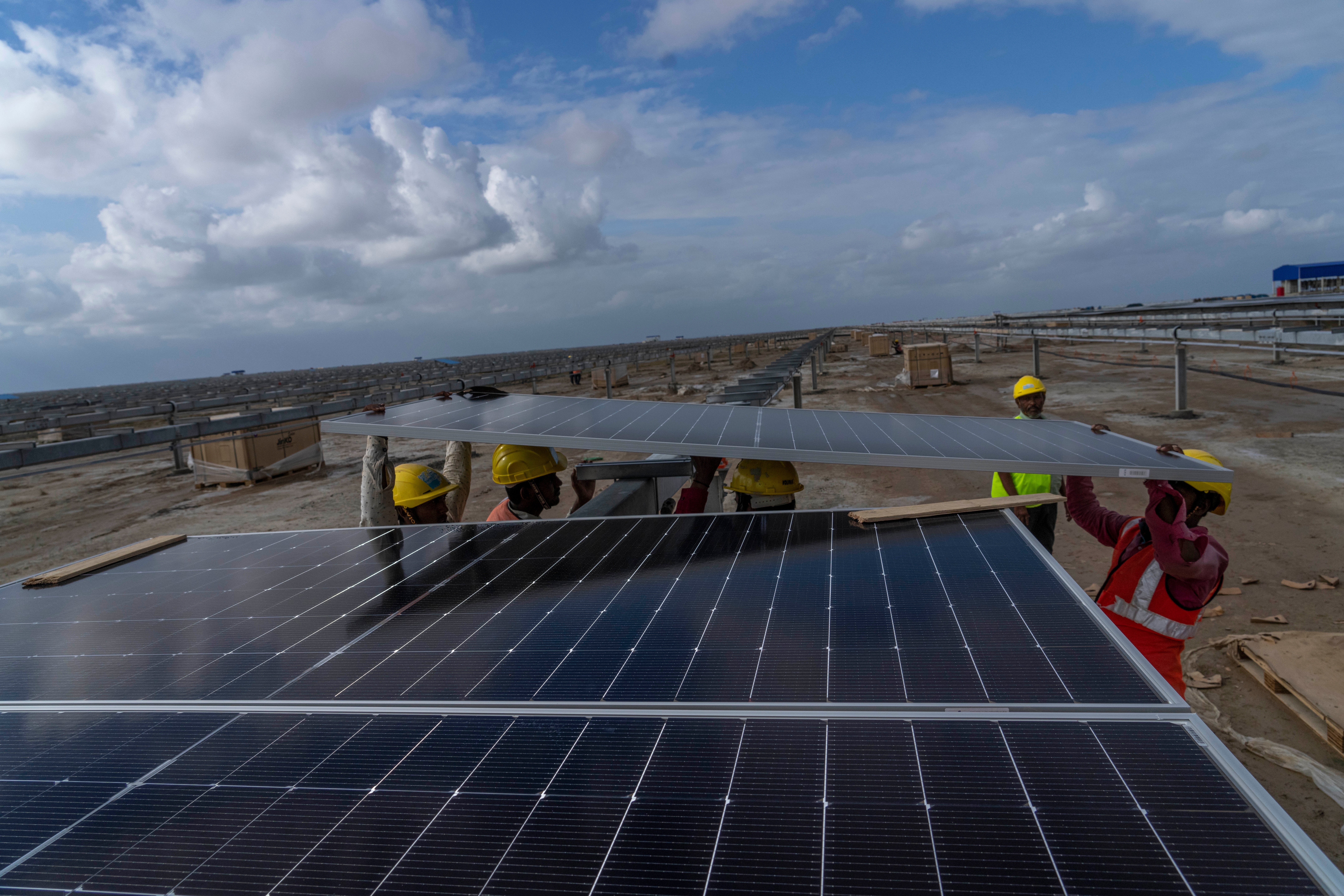 La demanda eléctrica de India se dispara, pero parte de la energía solar se desperdicia