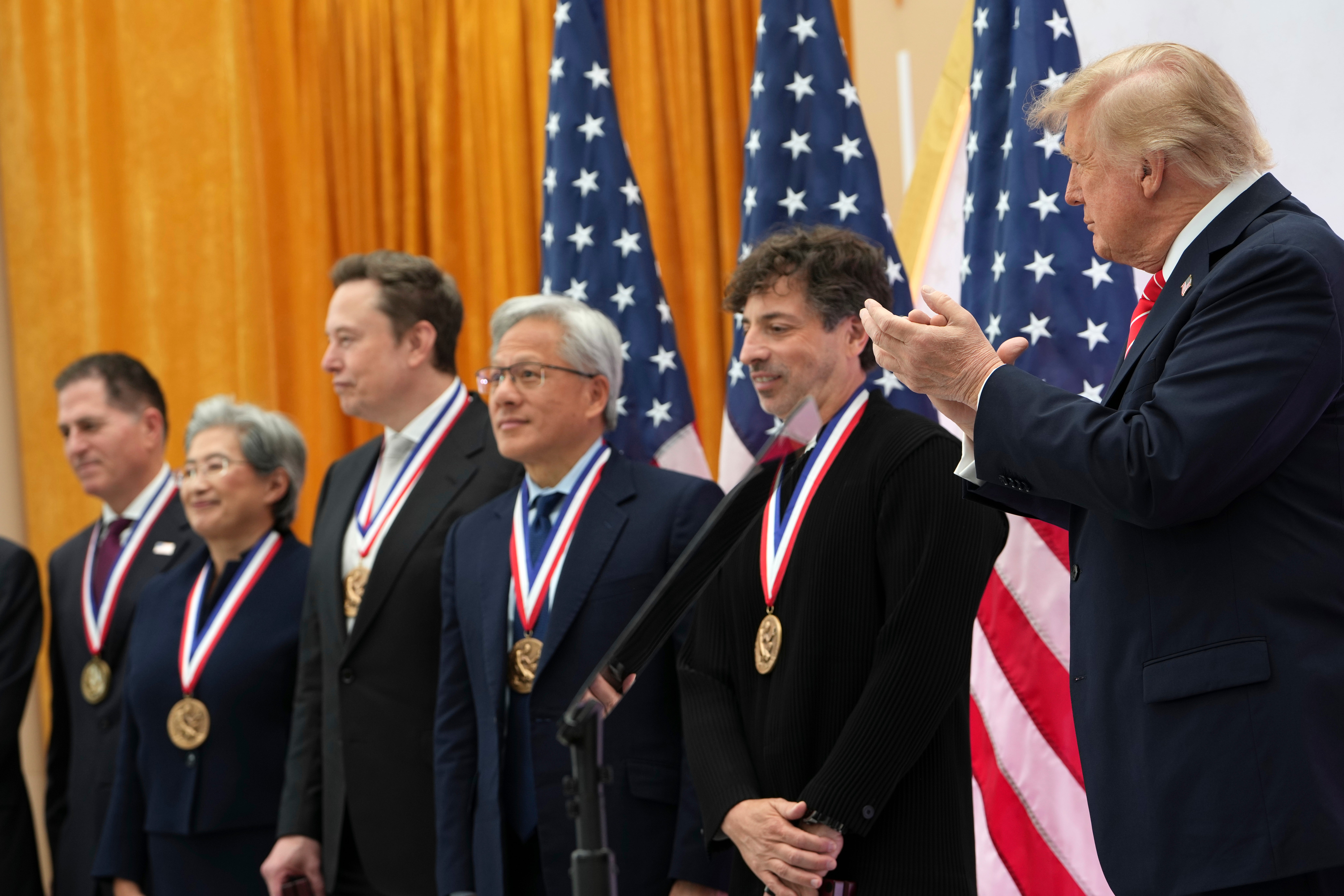 Trump honra al CEO de Microsoft mientras su gobierno excluye a la empresa de programa de visas