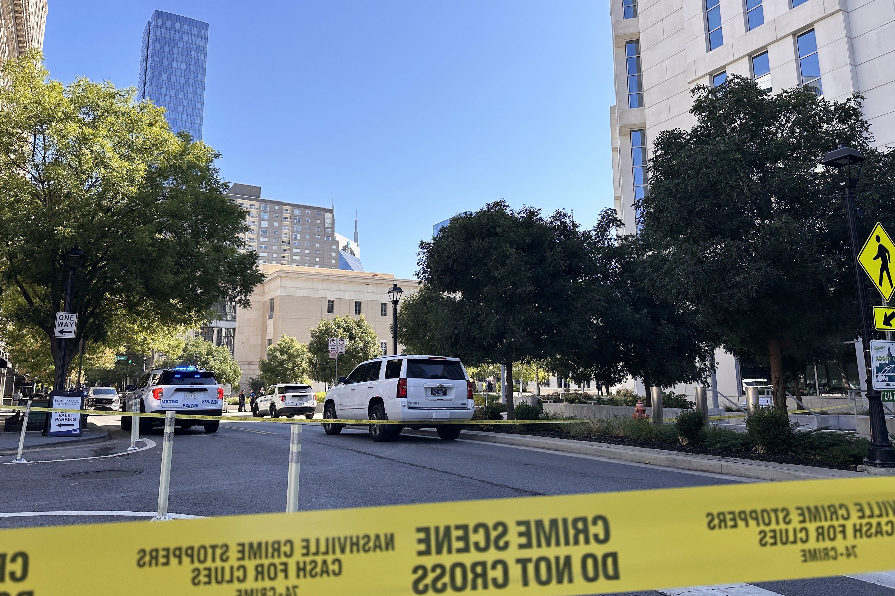 Hombre con pistola y cuchillo es abatido fuera de tribunal en Nashville