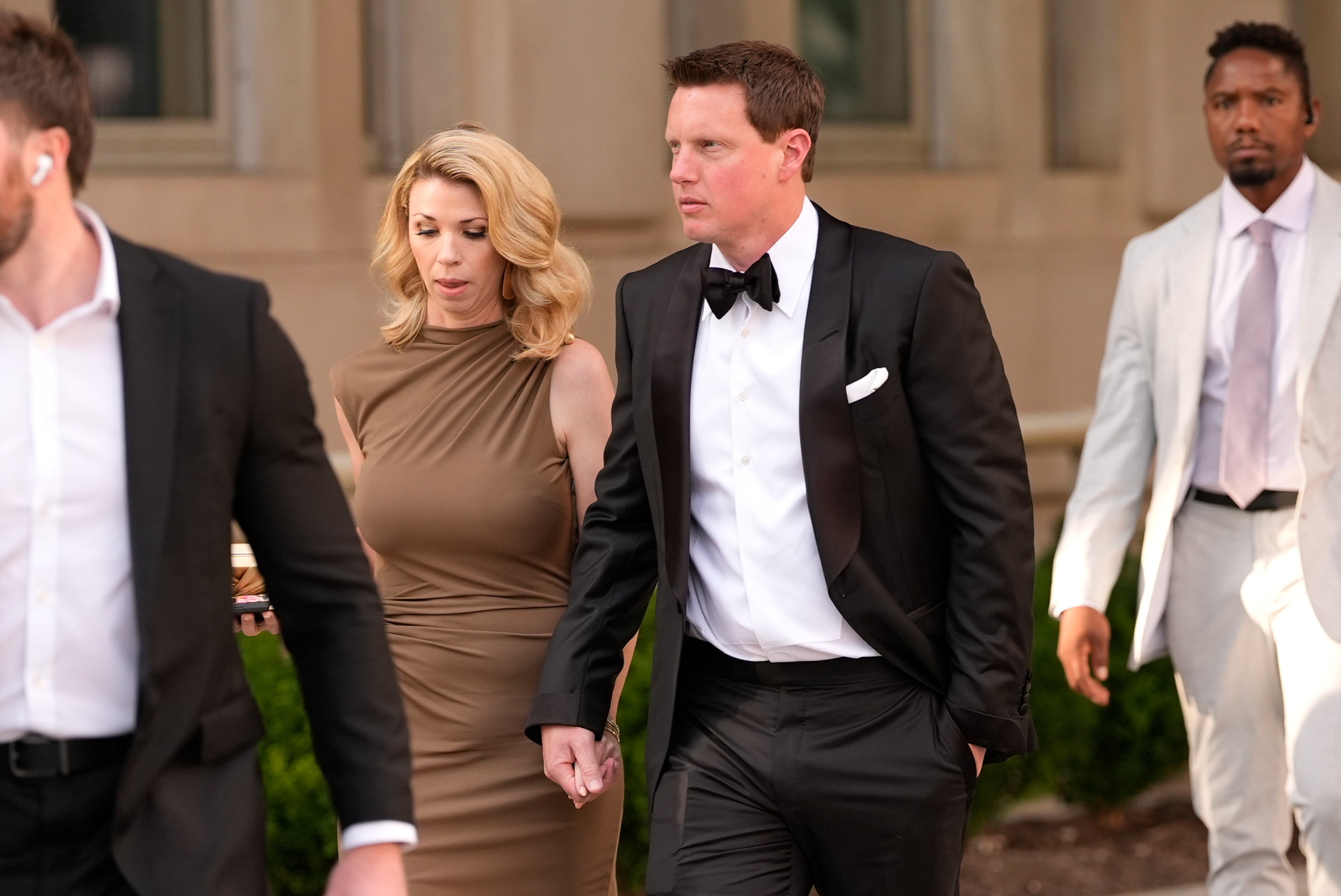 WARNER BROS-PARAMOUNT-AP EXPLICA