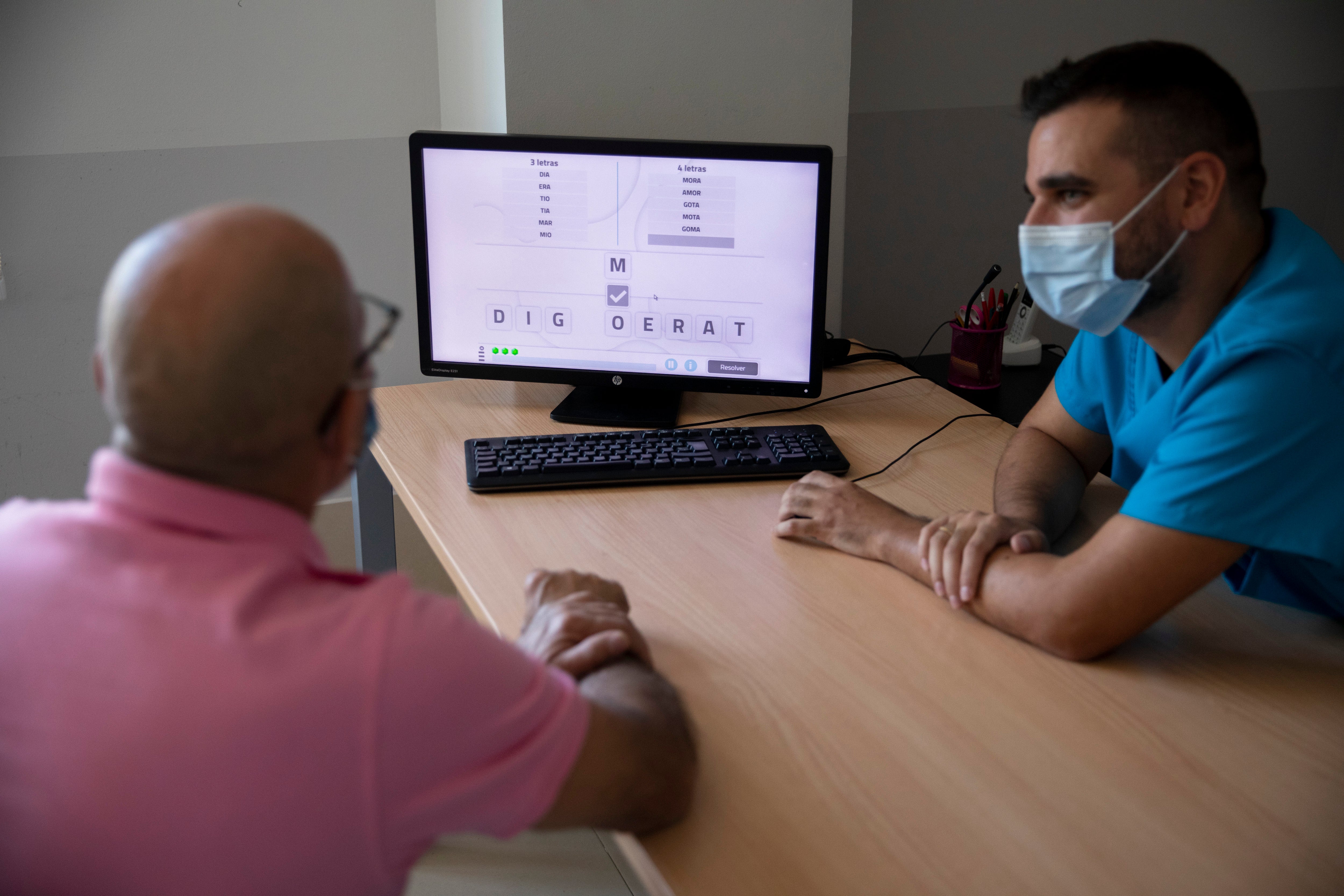 Una terapeuta del lenguaje utiliza un programa informático para formar palabras
