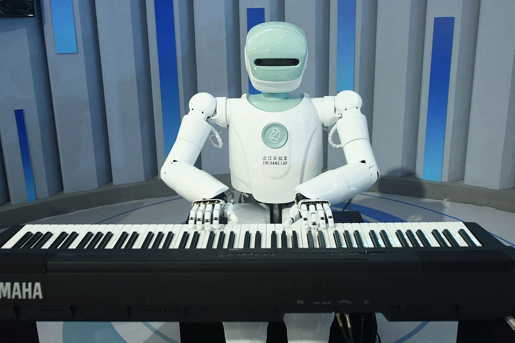 <p>Un robot toca el piano en la Conferencia Apsara celebrada en Hangzhou, en la provincia de Zhejiang, al este de China, el 19 de octubre de 2021</p>
