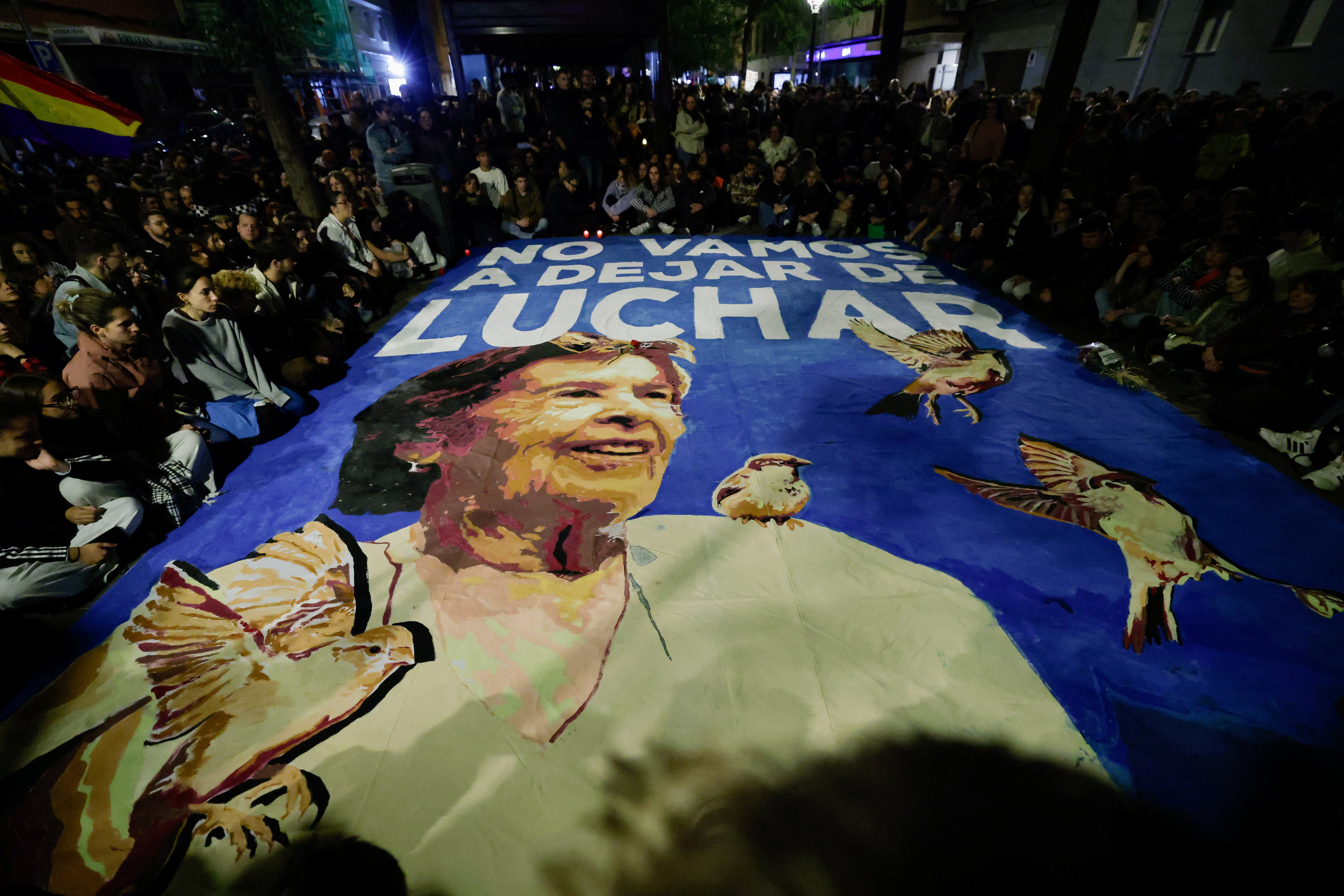 Los manifestantes se sientan alrededor de una pancarta con un retrato de la fallecida Maricarmen Abascal