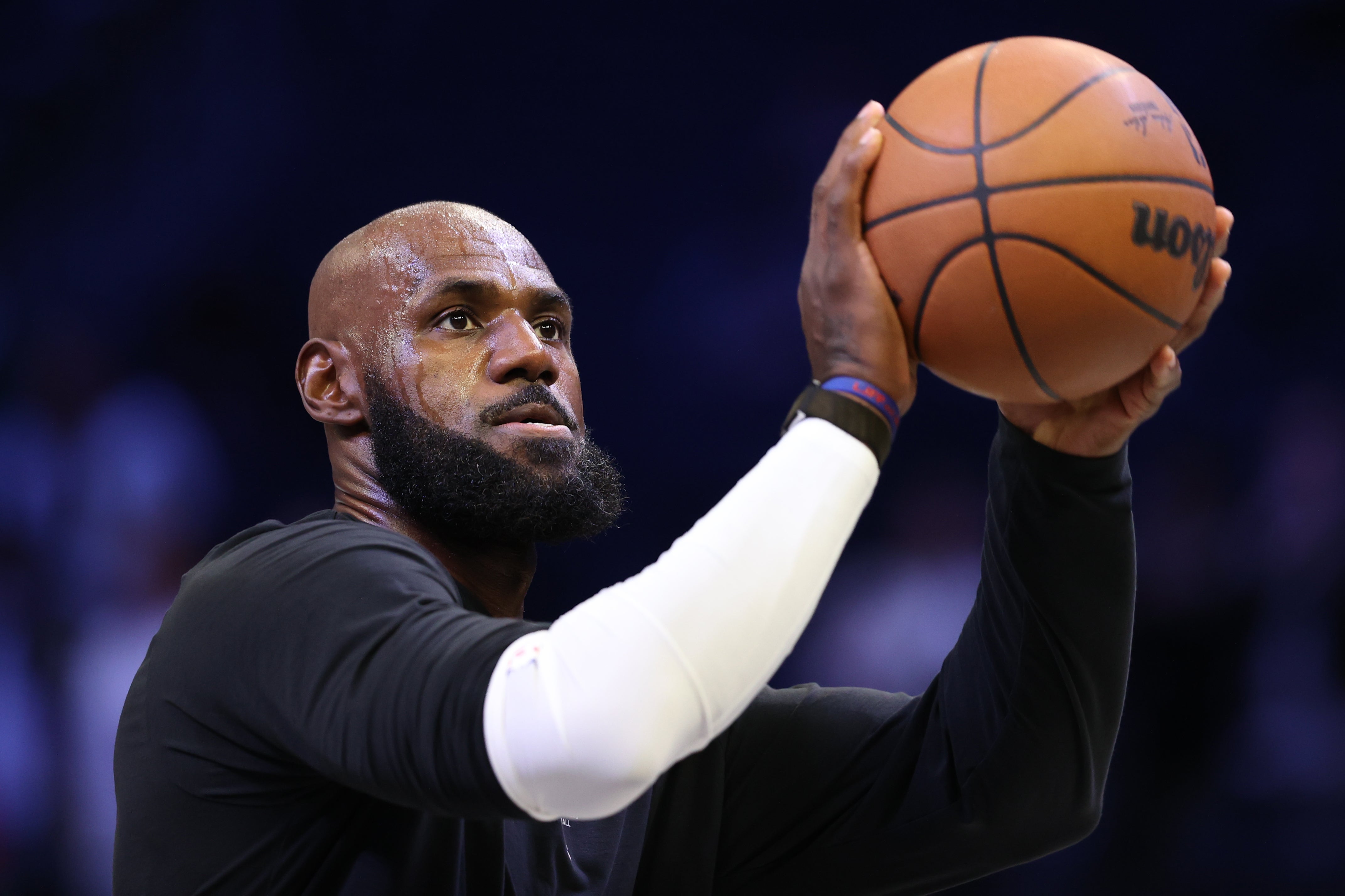 LeBron James juega por primera vez con los 76ers en pretemporada en Brooklyn