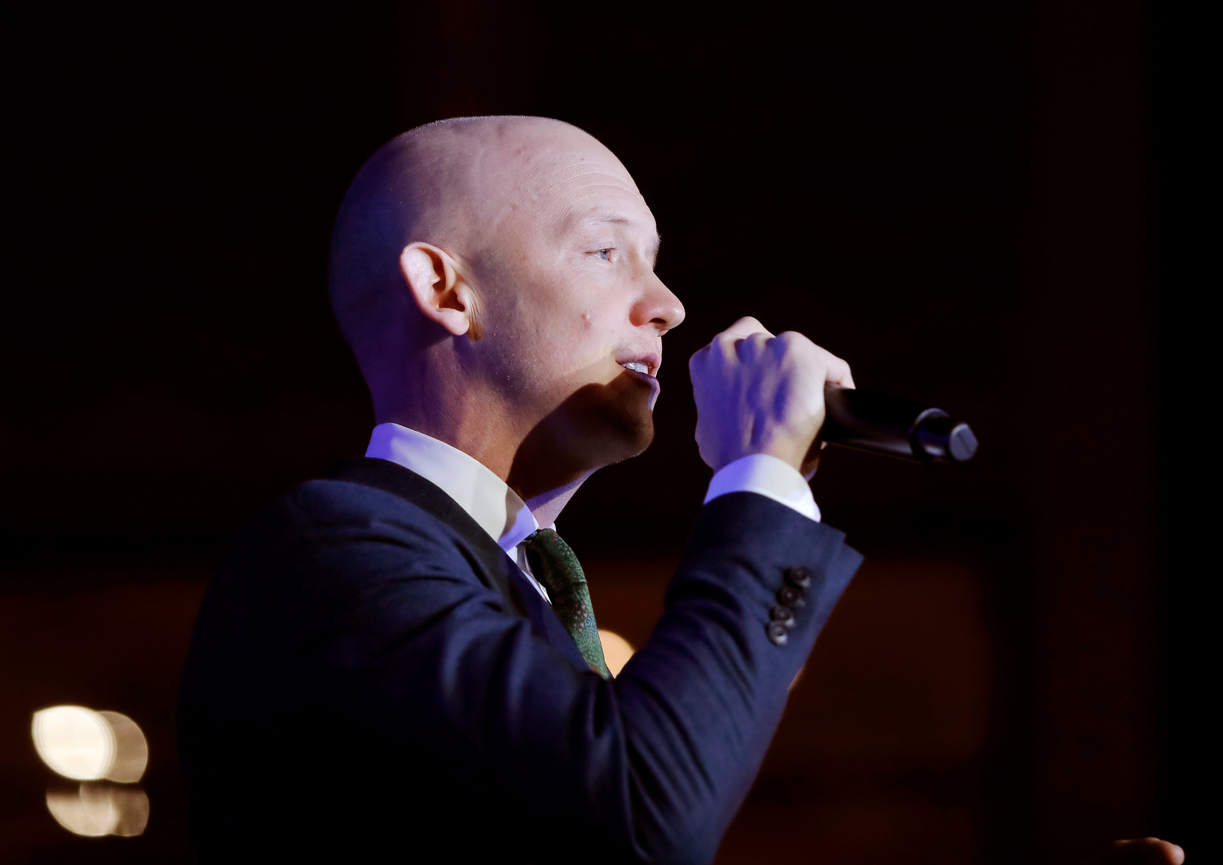 Isaac Slade fue anteriormente el cantante principal del grupo de rock The Fray