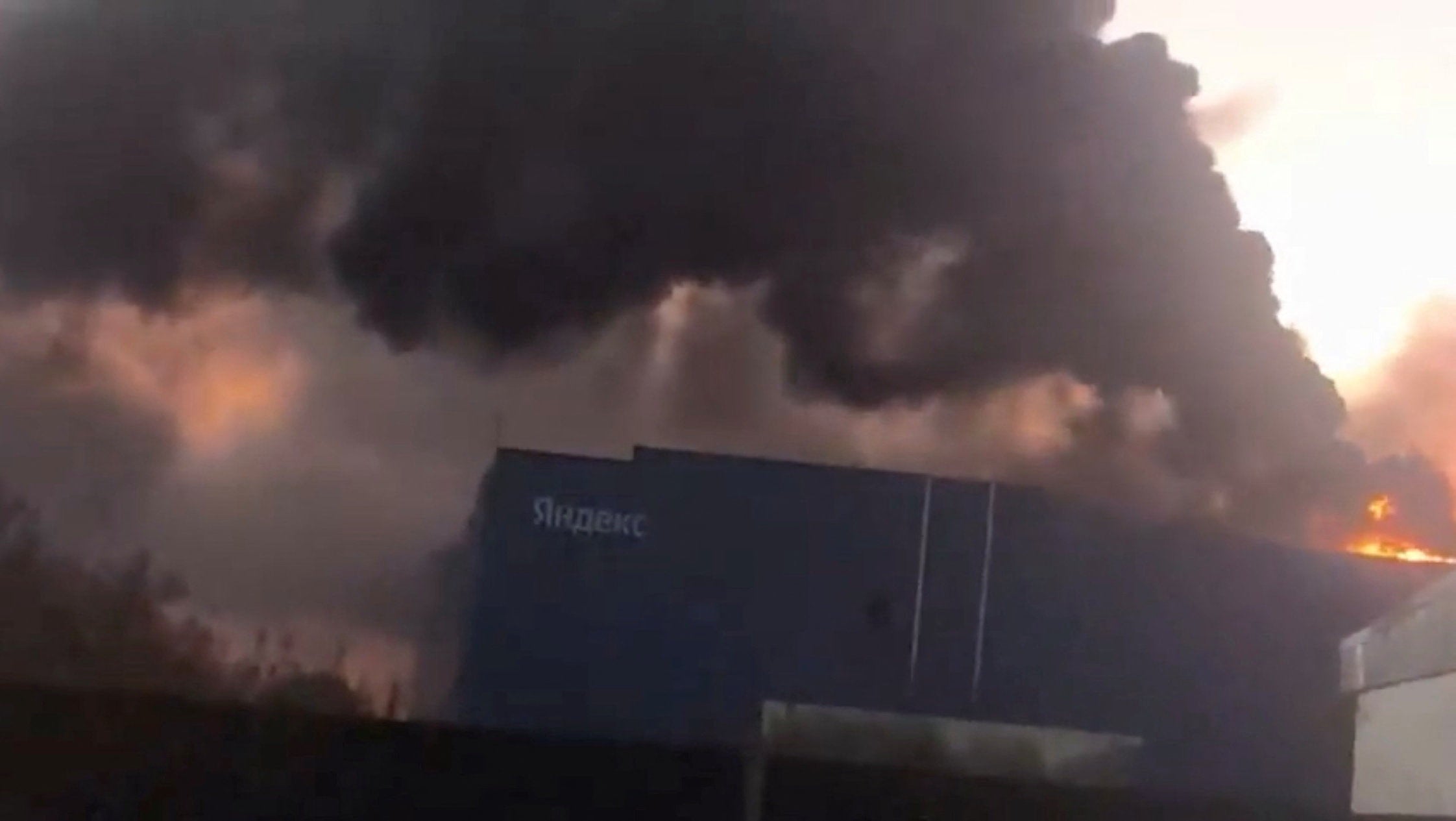 <p>El humo se eleva desde el centro de Yandex en Sasovo, uno de los cinco grandes centros de datos de la empresa, después de que un incendio provocado por el impacto de un dron obligara a suspender las operaciones en las instalaciones, que albergan decenas de miles de servidores, en Sasovo (Rusia), según esta captura de pantalla obtenida de un video publicado en las redes sociales el 8 de octubre de 2026</p>