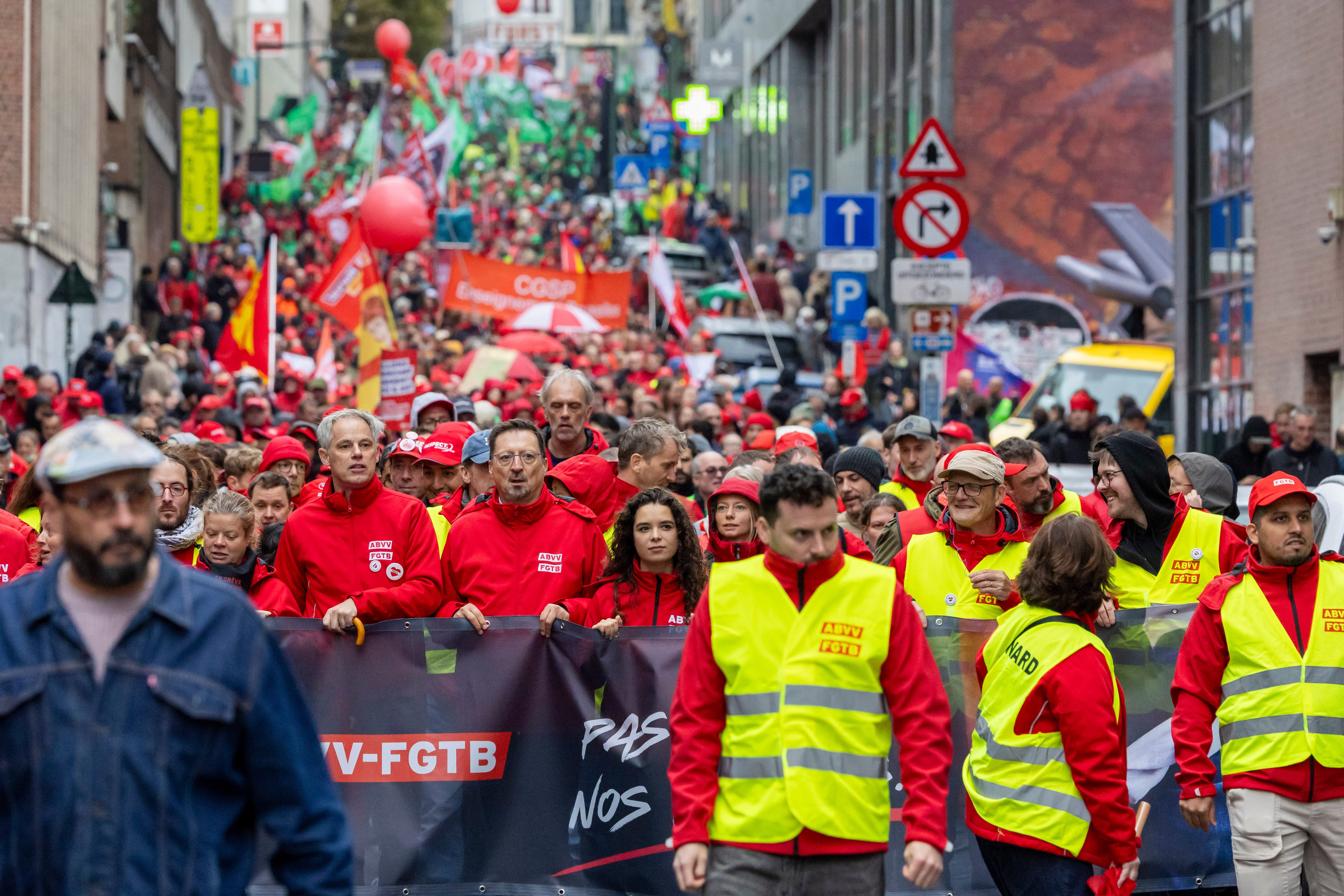Policía y manifestantes enmascarados se enfrentan en Bruselas en protesta contra la austeridad
