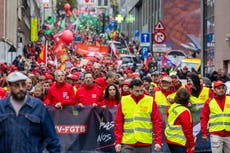 Policía y manifestantes enmascarados se enfrentan en Bruselas en protesta contra la austeridad
