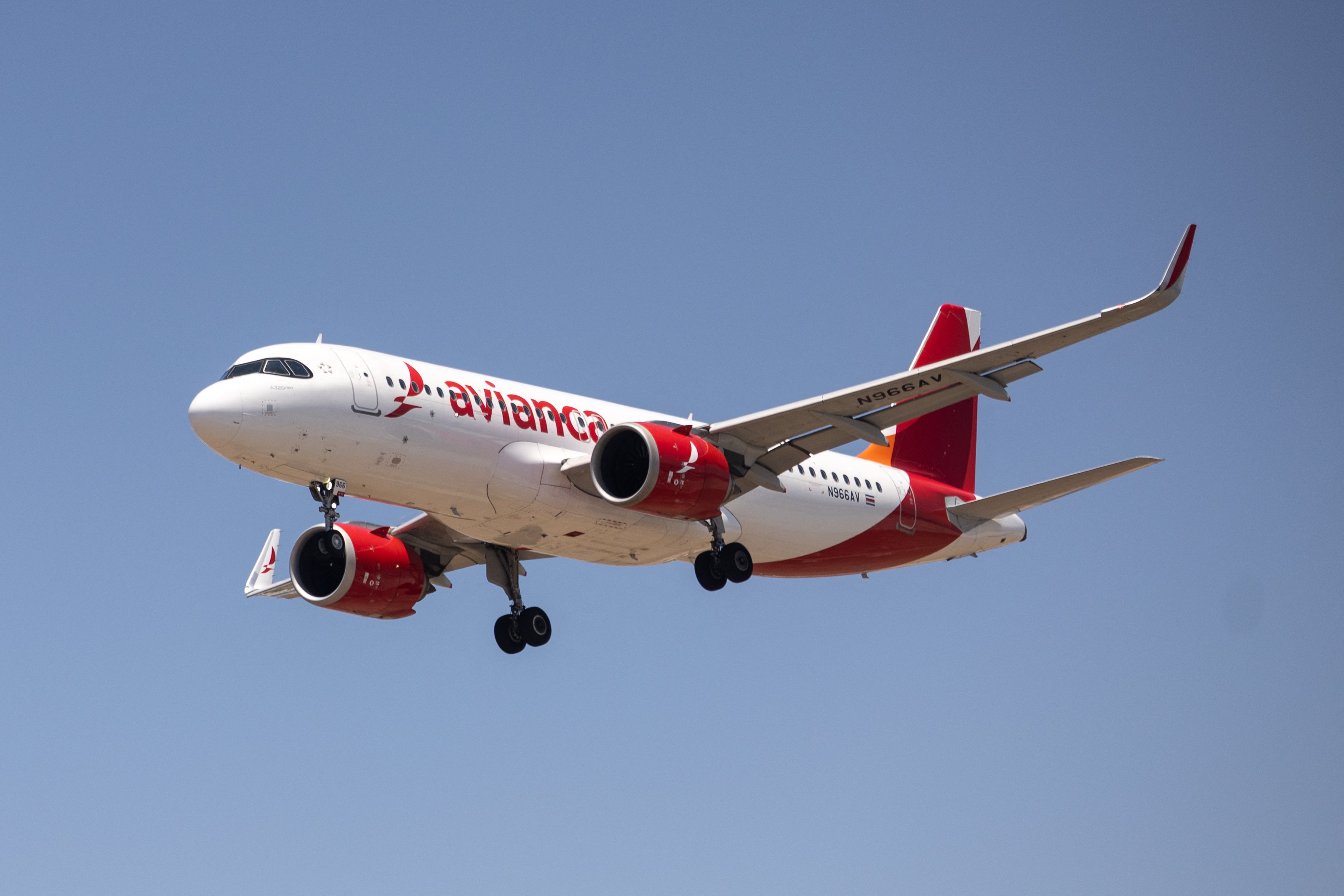 Al menos ocho personas, entre tripulantes y pasajeros, fueron hospitalizadas en Miami en la madrugada del viernes después de que un vuelo de Avianca con destino al aeropuerto JFK de Nueva York, procedente de Medellín, Colombia, se viera afectado por unas turbulencias “inesperadas”