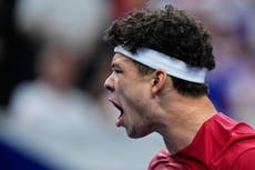 El cumpleañero Shelton y el máximo favorito Zverev avanzan en Shanghái