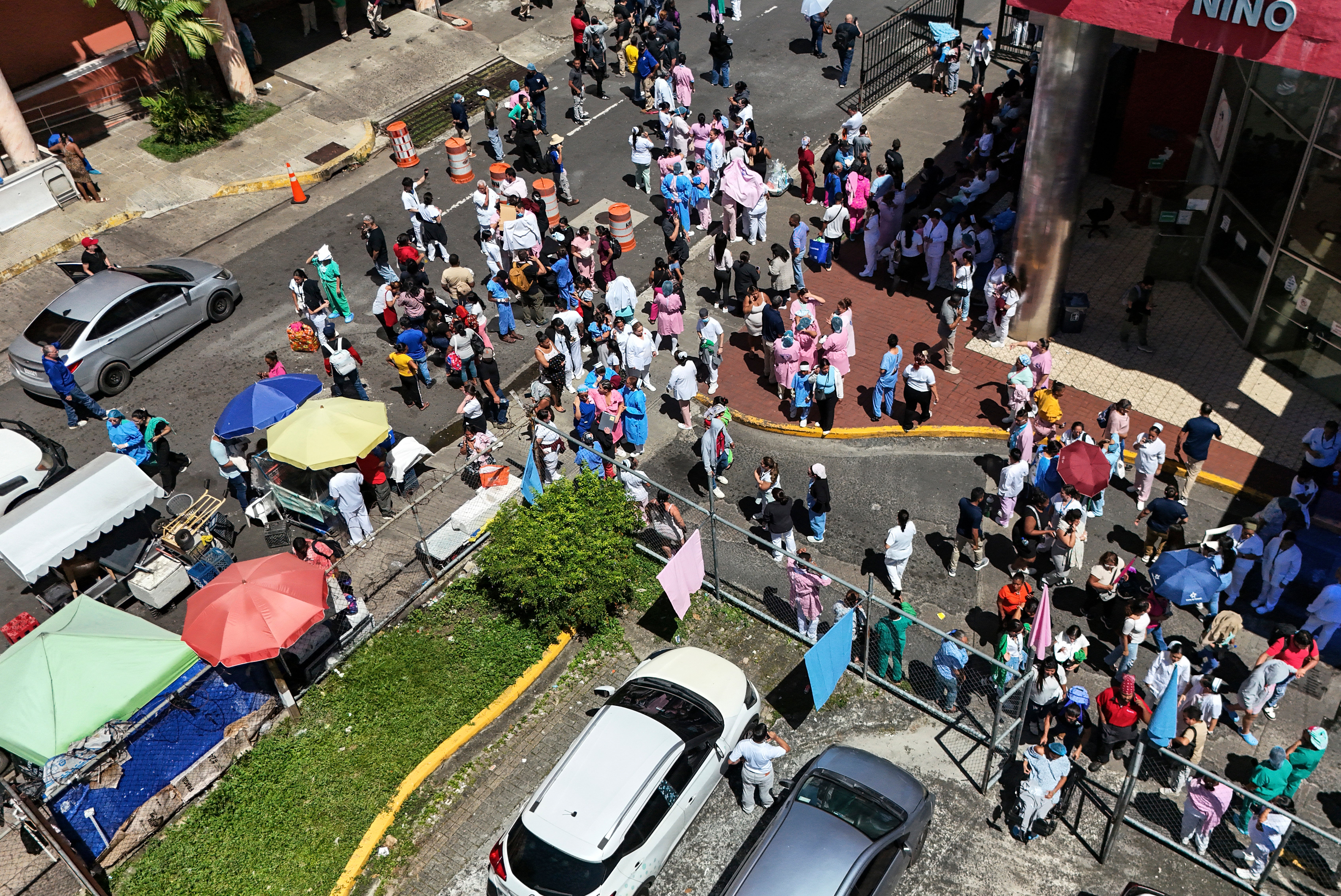 Personas evacúan el Hospital del Niño tras un fuerte terremoto de magnitud 7,6 que sacudió el país, en la Ciudad de Panamá