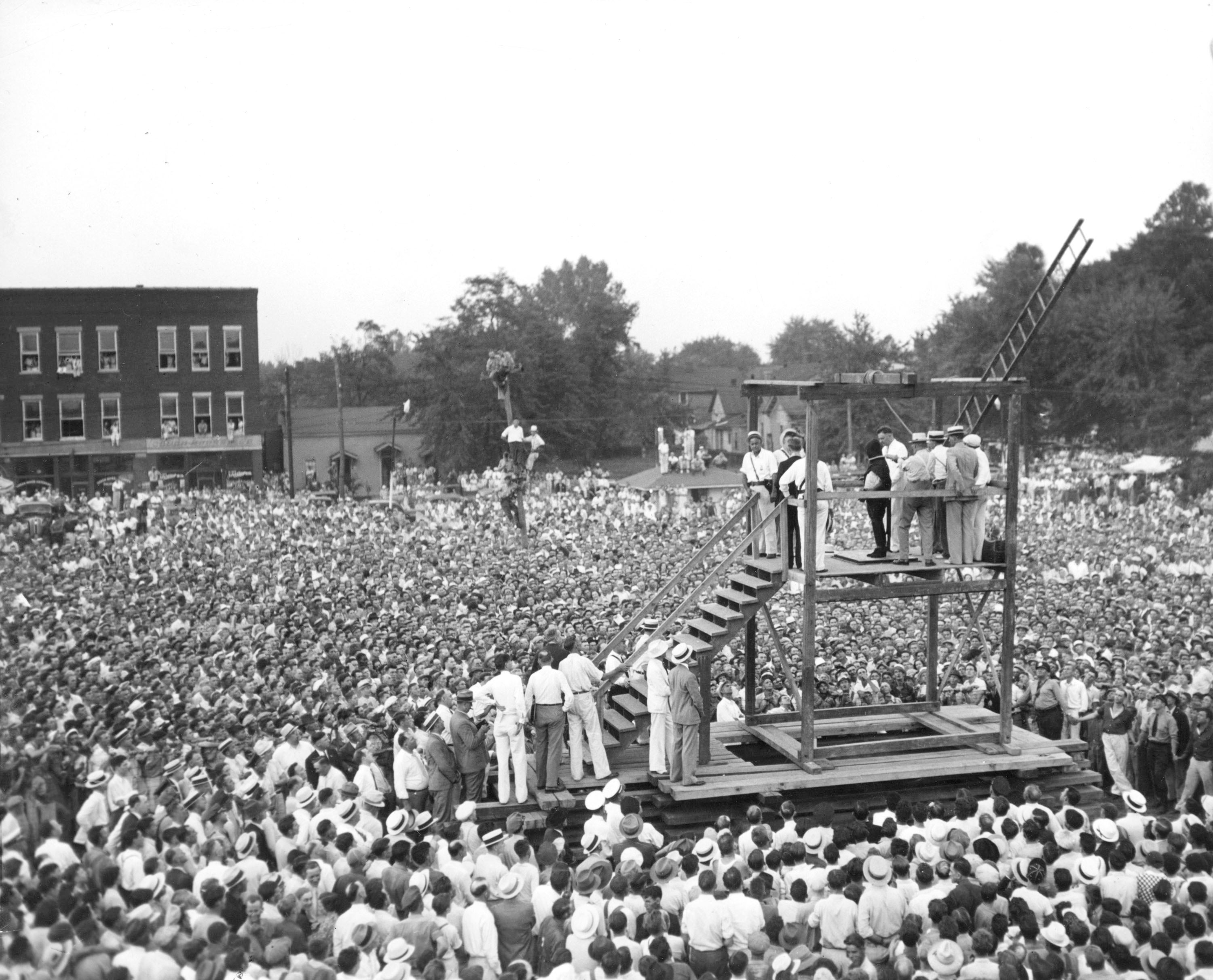 El ahorcamiento de Rainey Bethea, condenado por violación, el 14 de agosto de 1936 en Owensboro, Kentucky, es la última ejecución pública documentada en Estados Unidos