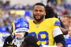 Aaron Donald cree que jugará con Rams ante Bills tras breve lesión en su regreso
