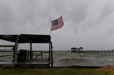 Cientos de miles se quedan sin electricidad por el azote de Isaías en Florida y Alabama