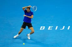 Medvedev avanza en Shanghái en su primer partido desde su descalificación en el Abierto de China