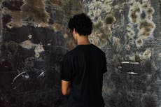 Menores migrantes viven en las calles de Ceuta mientras lidian con la inacción del gobierno español