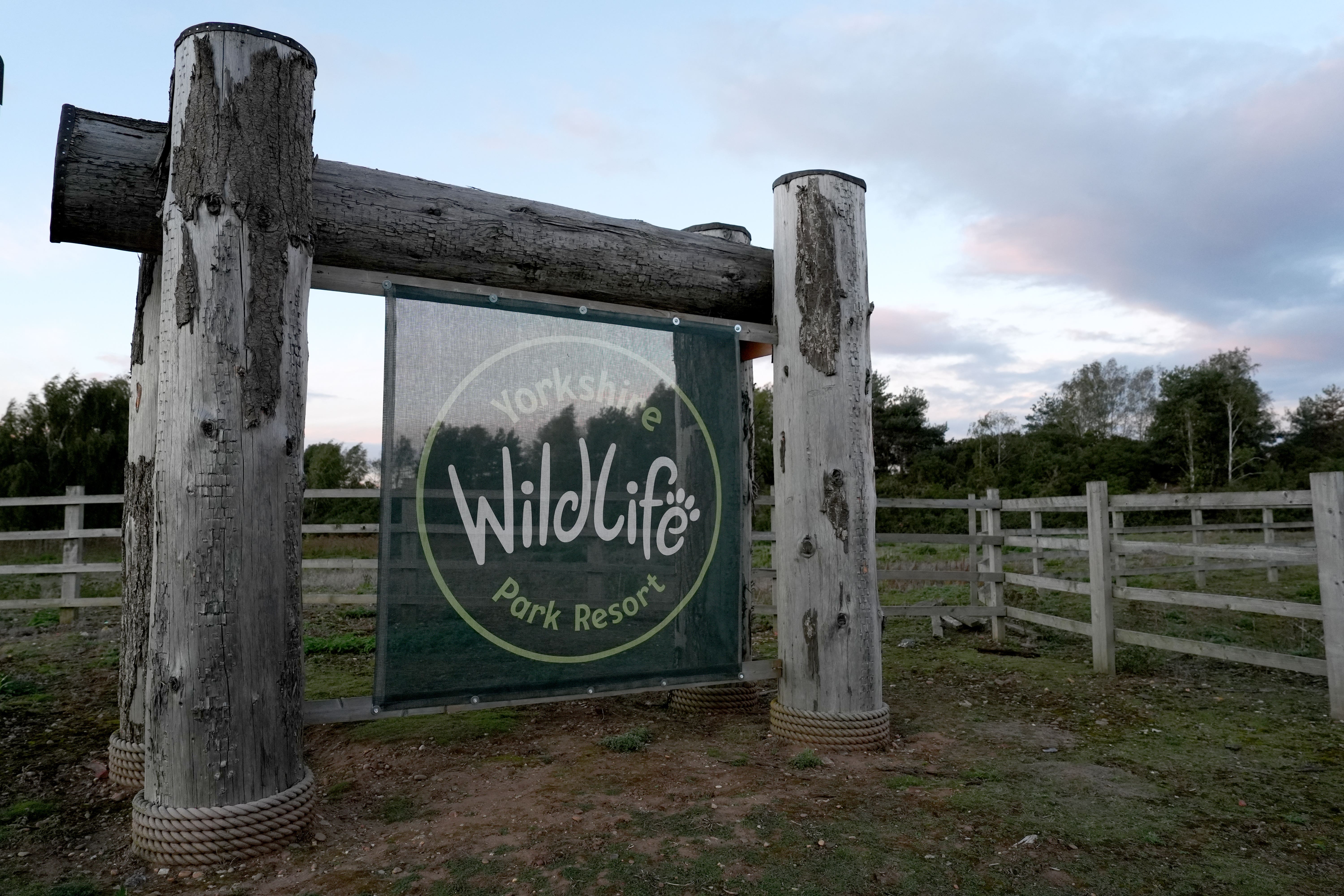 El letrero en la entrada del Yorkshire Wildlife Park, donde un hombre murió tras ser atacado por un tigre