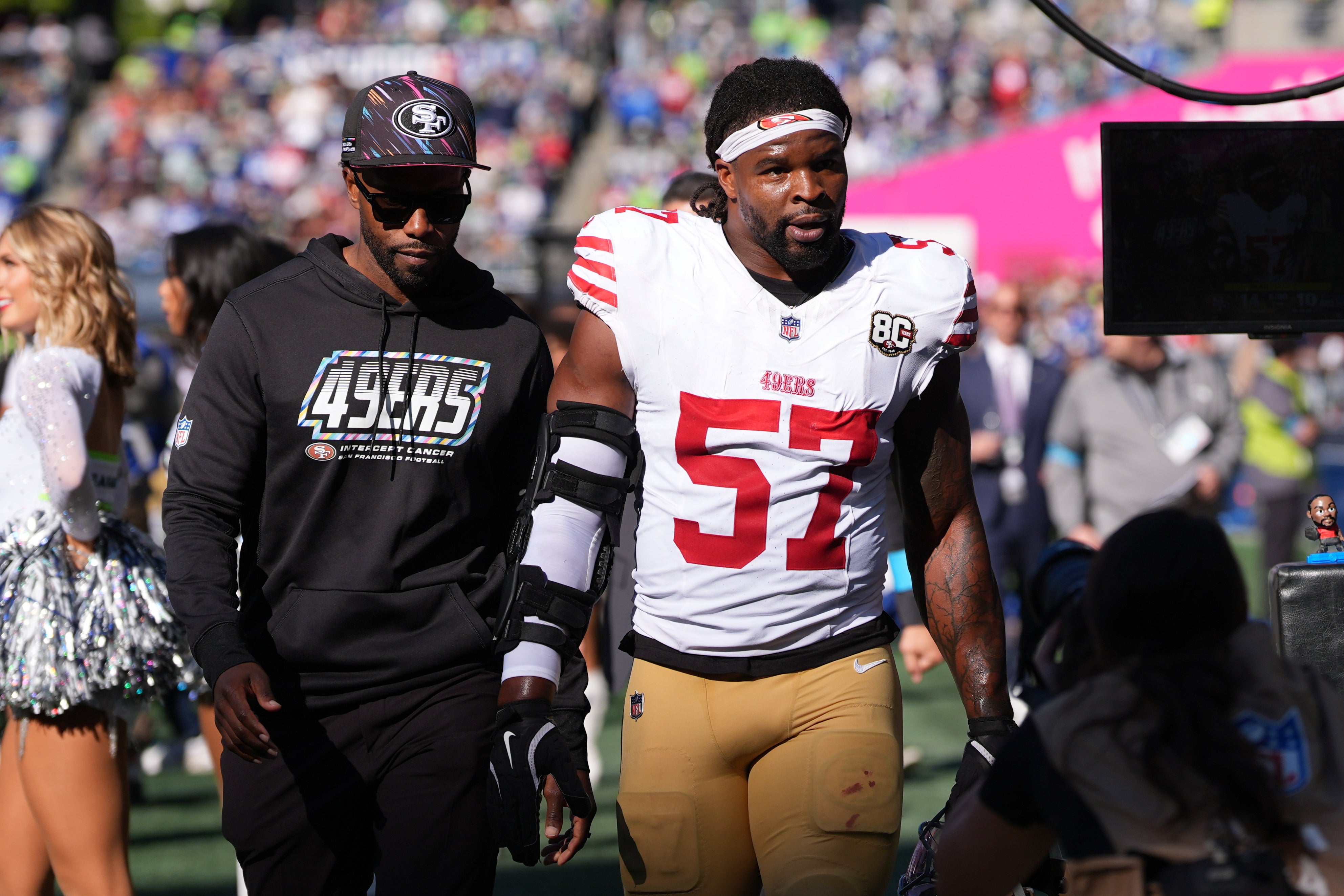 El LB de 49ers Dre Greenlaw es expulsado tras dar cabezazo a un jugador de Seahawks