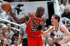 Camiseta de Michael Jordan fija récord de 14 millones en recuerdos de básquet, dice subasta