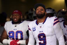 Alaric Jackson golpea a Bradley Chubb tras la victoria de Buffalo en tiempo extra sobre Rams