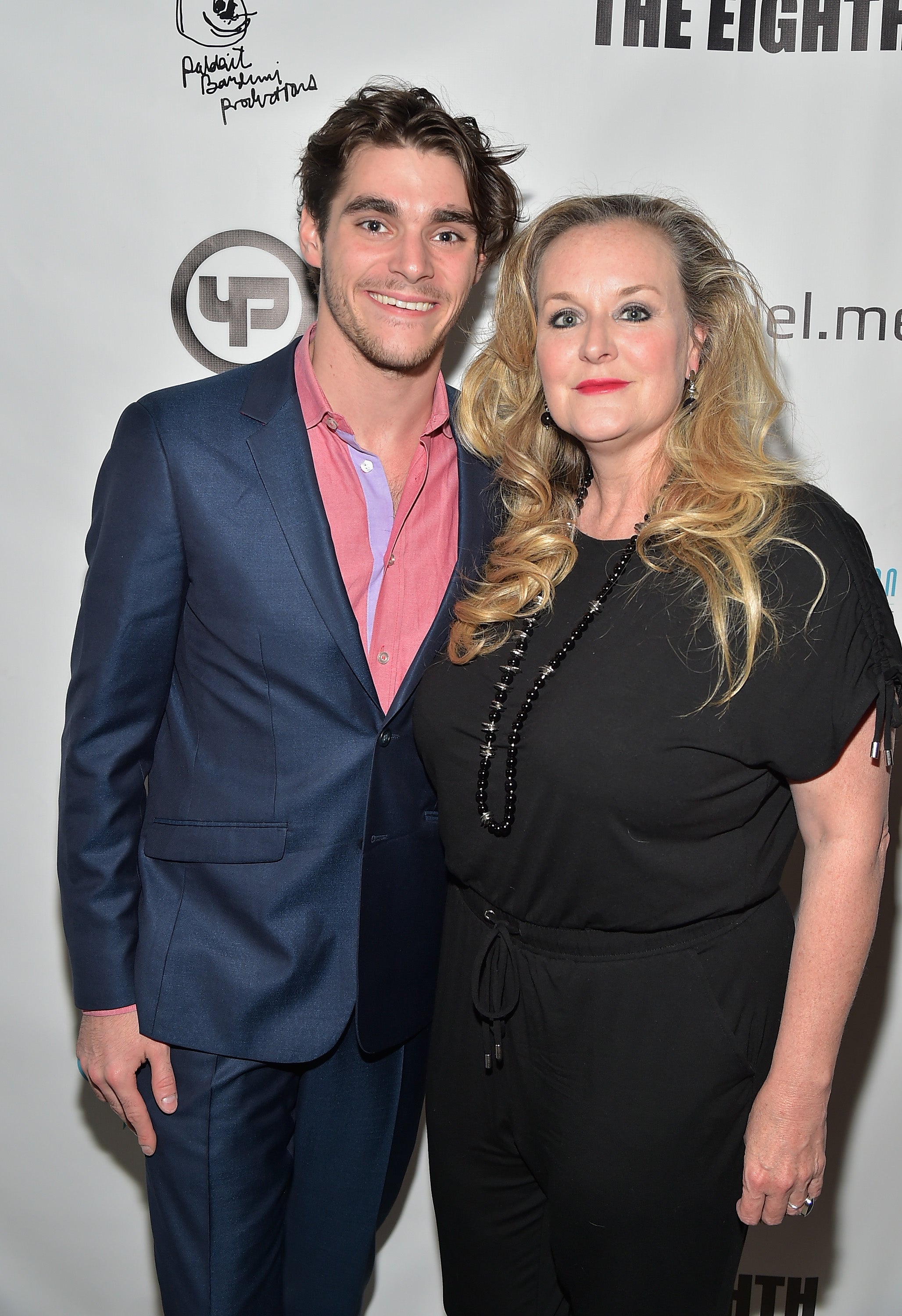 RJ Mitte y su madre, Dyna Mitte, en 2016