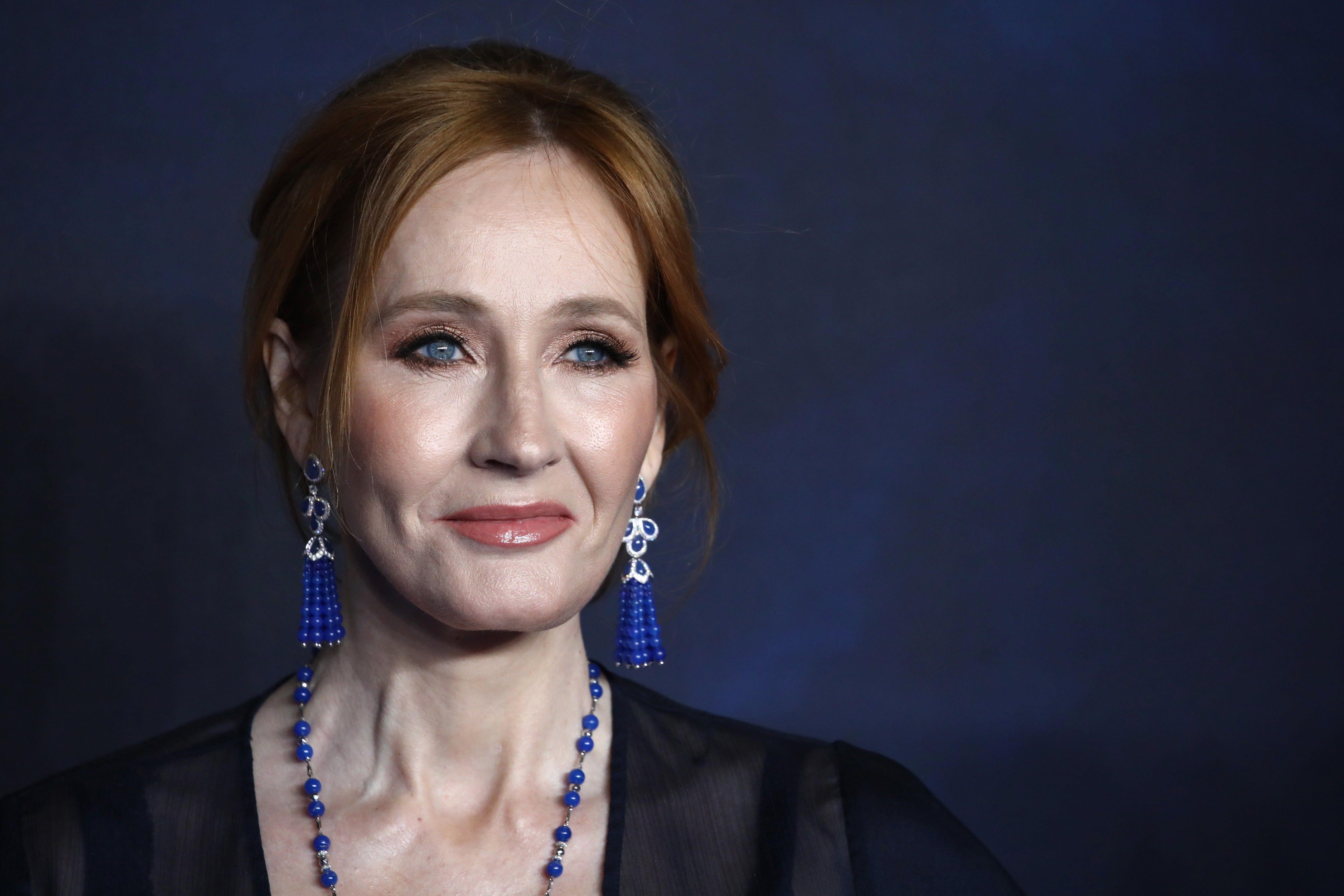 En su ensayo, Rowling condenó a “las mujeres adineradas que comparten los lemas de moda mientras están sentadas en probadores custodiados por guardias de seguridad privados”