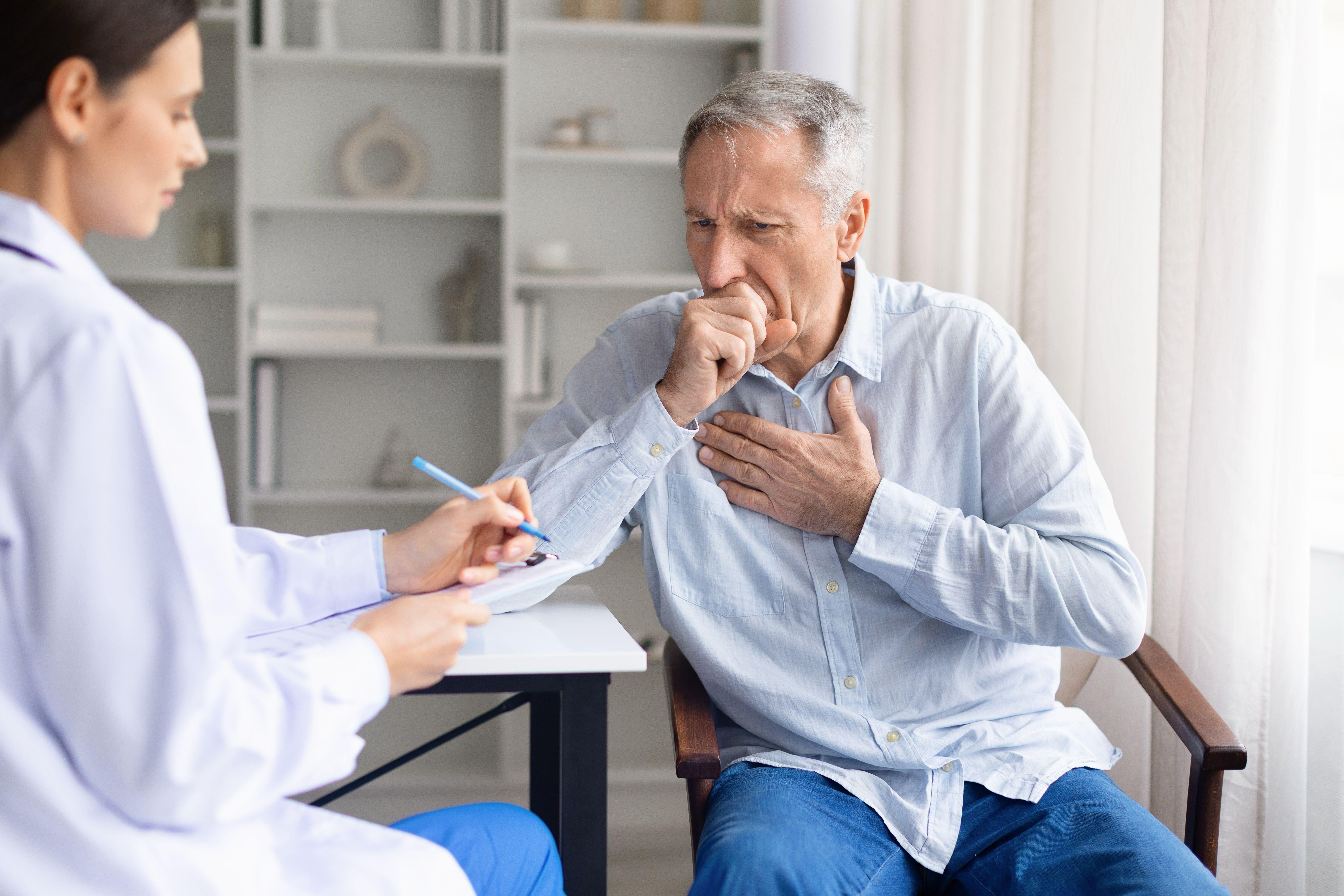 “Cuando el cáncer de pulmón se detecta en una etapa temprana, mientras todavía está localizado en una parte del pulmón, la cirugía o la radioterapia ofrecen muy buenas posibilidades de eliminarlo y mantener la enfermedad bajo control a largo plazo”, explicó Routledge