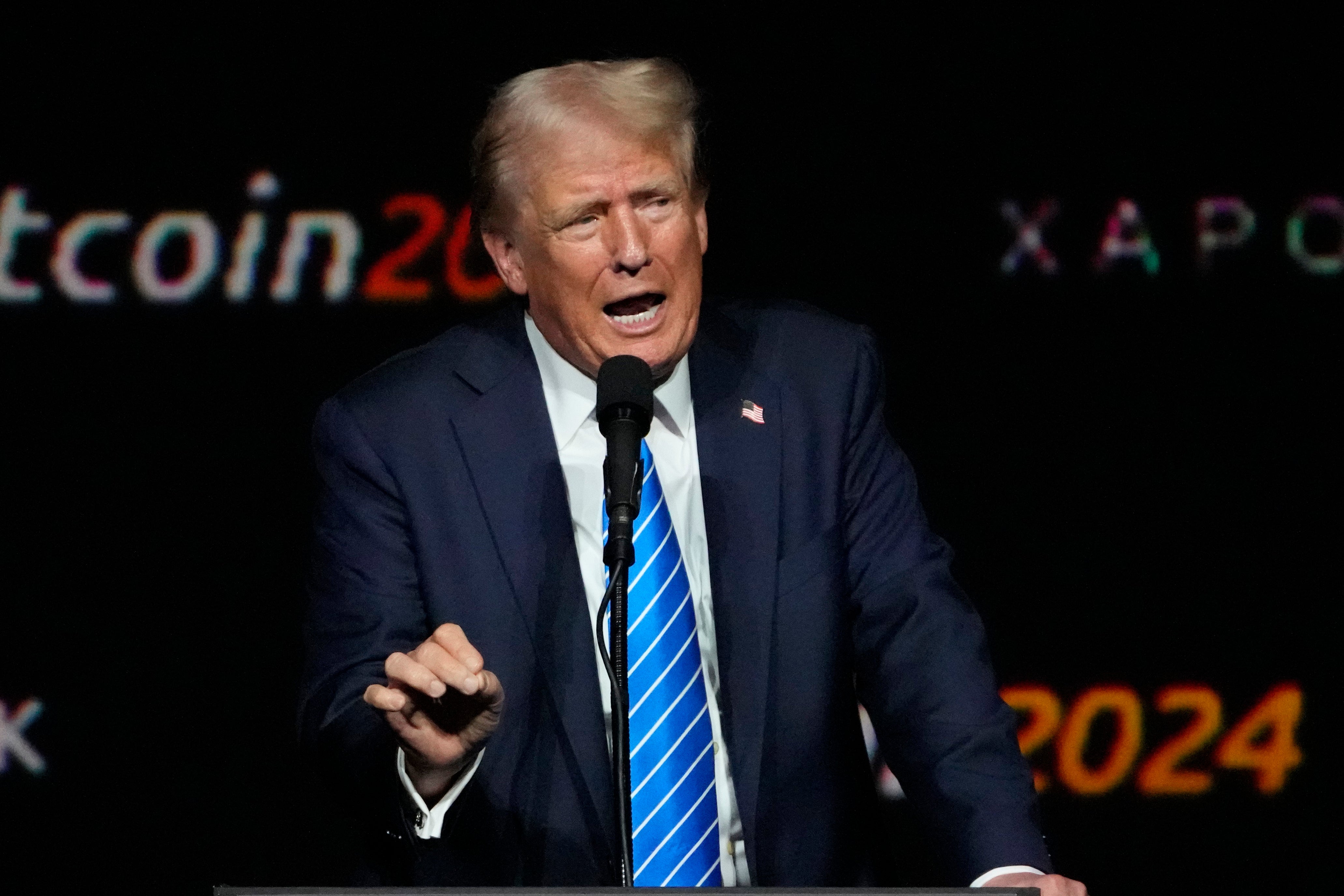 Trump dice preocuparse por los estadounidenses. Ellos creen que prioriza su riqueza, sondeo AP-NORC