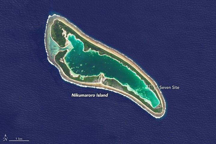 La remota isla de Nikumaroro alberga uno de los arrecifes de coral más famosos fuera de la Gran Barrera de Coral de Australia. El punto conocido como “Seven Site”, situado en su lado sureste, ha sido un lugar muy frecuentado en la búsqueda del avión de Earhart