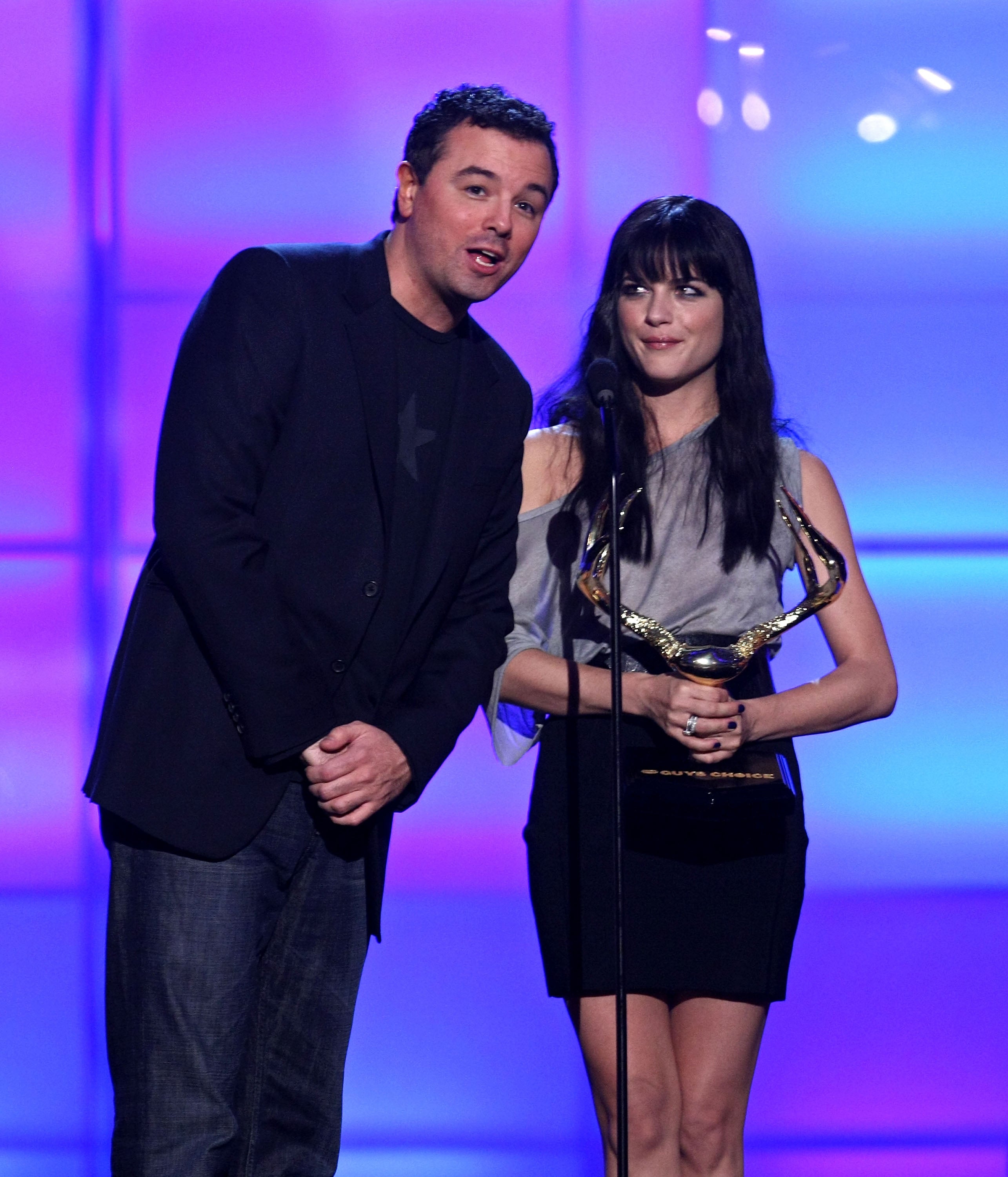 Selma Blair reveló en sus memorias de 2022 que mordió a Seth MacFarlane en la mano durante una fiesta en 2004