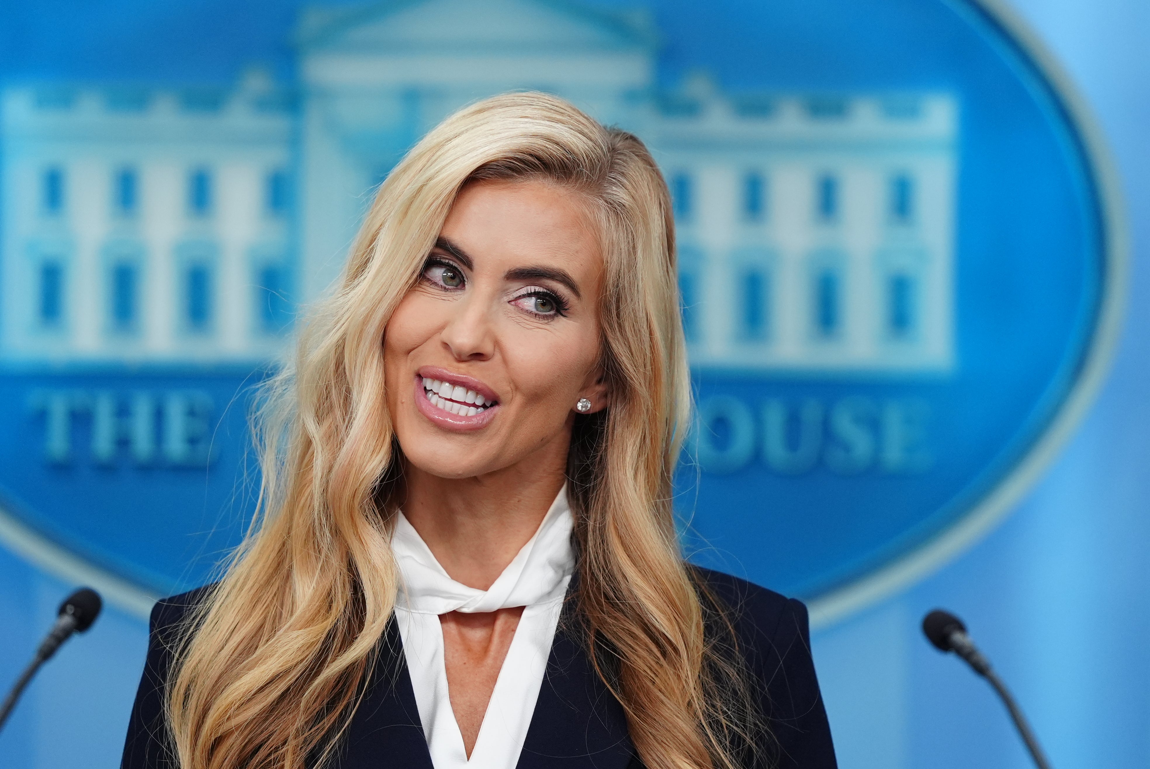 Nueva secretaria de prensa de la Casa Blanca ofrece breve aparición ante la prensa