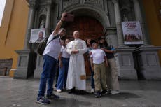Peruanos se retratan junto a estatua hiperrealista de León XIV y esperan su pronta recuperación